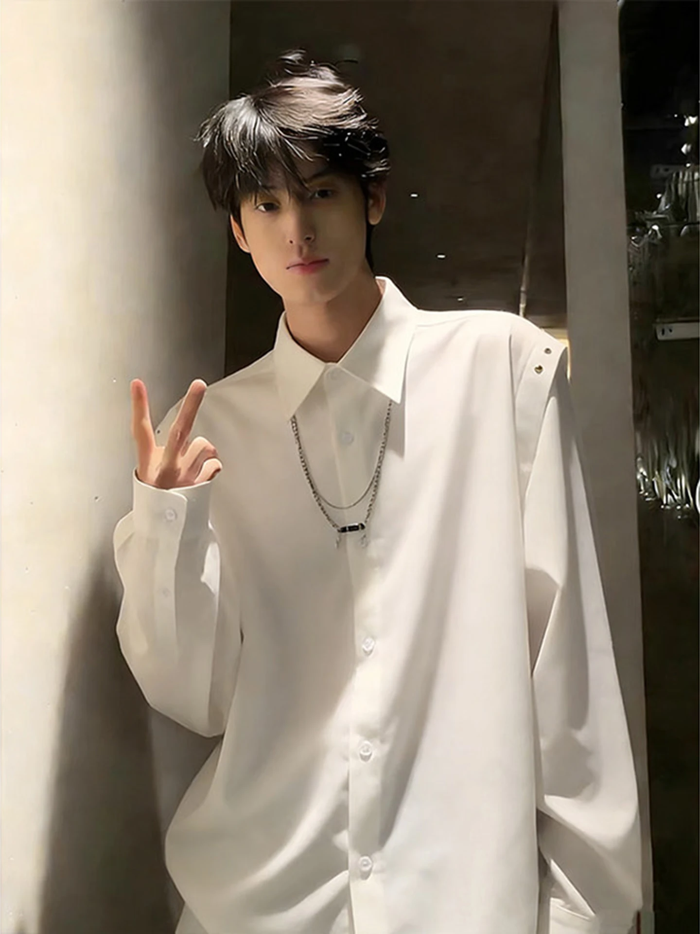 White Long Sleeve Men's Shirt Metal Chain Design American Style Spring Fashion Casual Breathable Loose Fit Button up Coat
White Long Sleeve Men's Shirt Metal Chain Design American Style Spring Fashion Casual Breathable Loose Fit Button up Coat