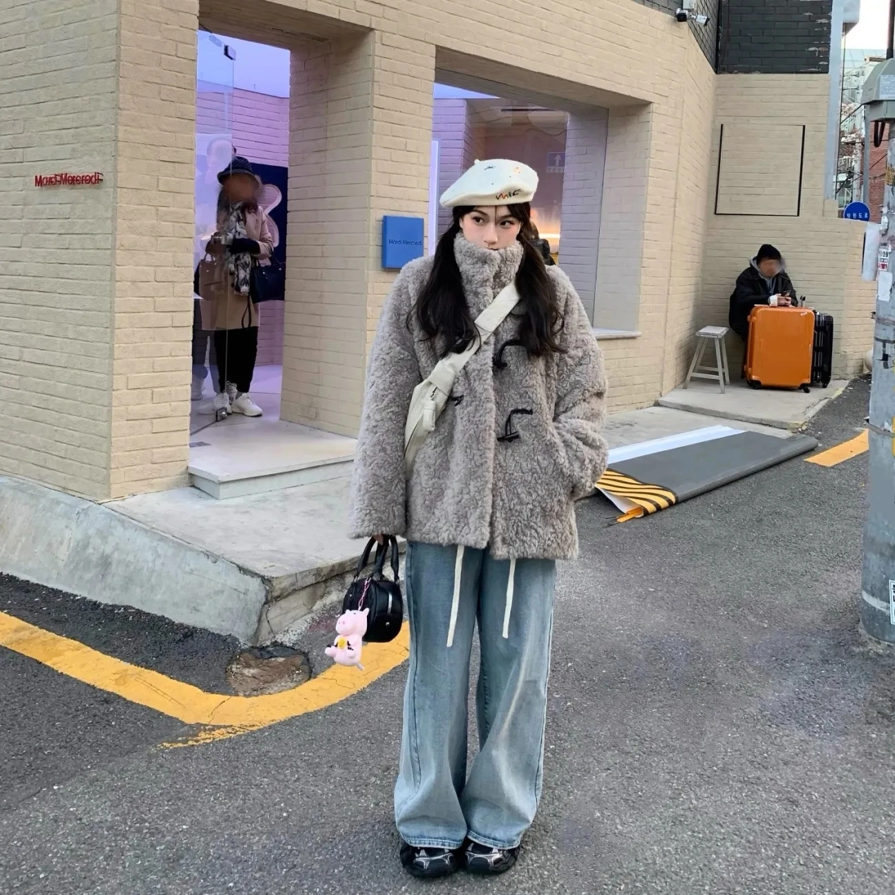 Winter Jacket New Y2K Womens Clothing Warm Faux Lamb Wool Horn Button Female Coat Korean All Match Soft Cardigan Outwear Top
Winter Jacket New Y2K Womens Clothing Warm Faux Lamb Wool Horn Button Female Coat Korean All Match Soft Cardigan Outwear Top