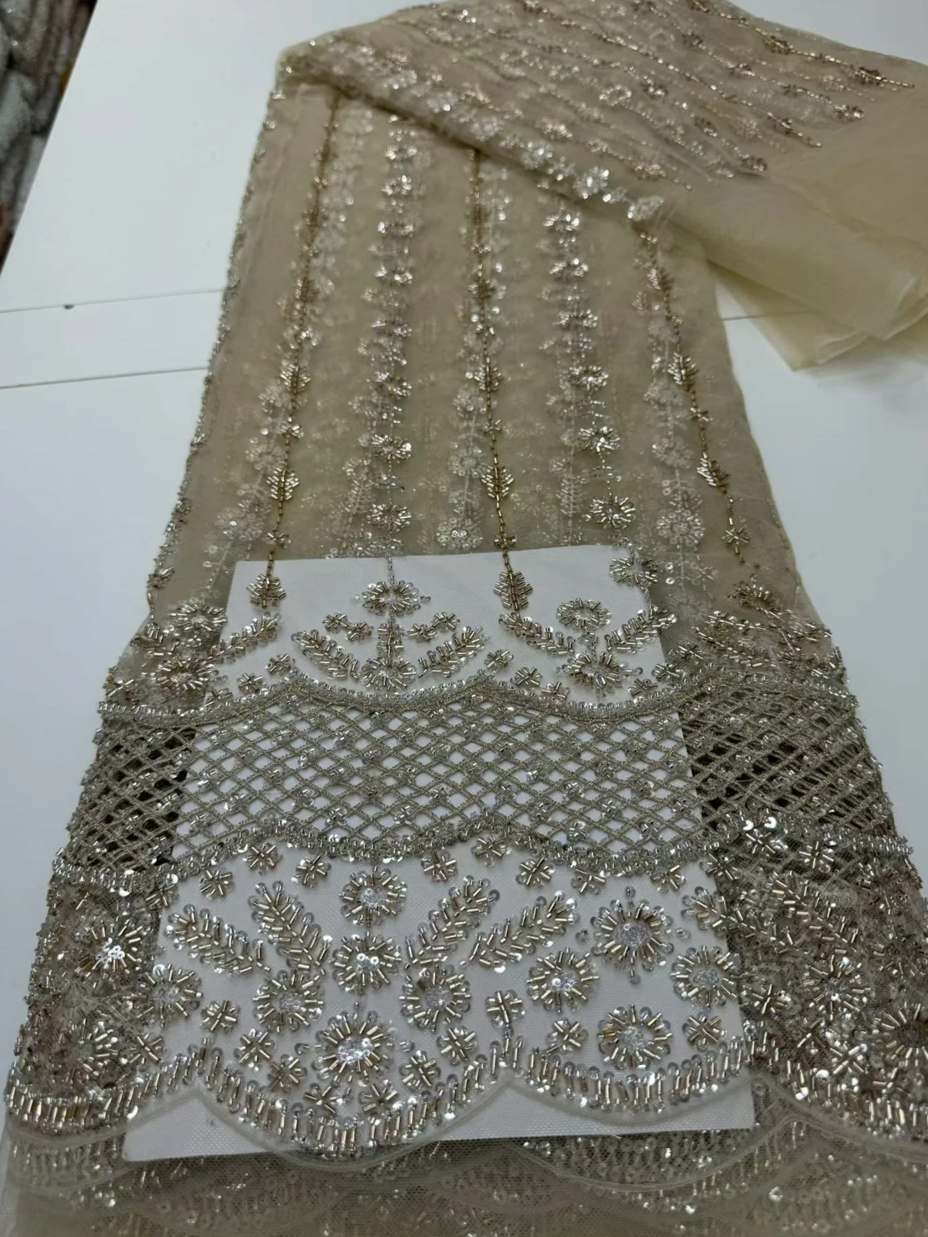 Вышивка бисером на серебряной сетке и высококачественная вышивка бисером на ткани, французское сетчатое кружево, роскошные свадебные и вечерние платья, наряды.
Вышивка бисером на серебряной сетке и высококачественная вышивка бисером на ткани, французское сетчатое кружево, роскошные свадебные и вечерние платья, наряды.