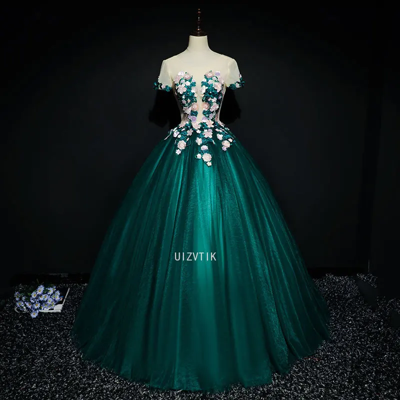 2026 Новое зеленое элегантное бальное платье Quinceanera, платья Vestidos De 15 Anos, винтажная аппликация, 3D цветок, вечерние платья принцессы по индивидуальному заказу
2026 Новое зеленое элегантное бальное платье Quinceanera, платья Vestidos De 15 Anos, винтажная аппликация, 3D цветок, вечерние платья принцессы по индивидуальному заказу