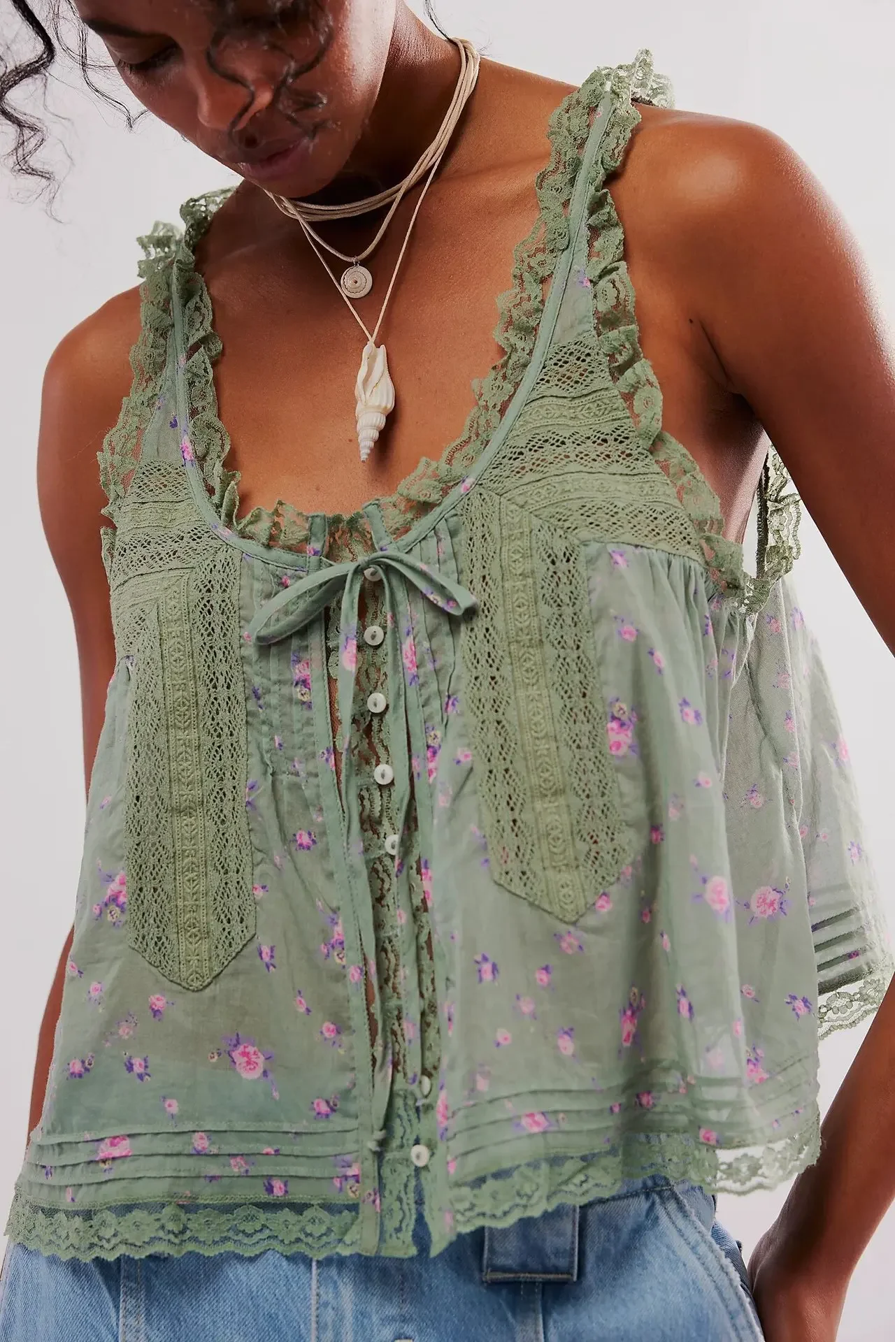 2026 New Solid Color Lace Lace Splicing Sweet Slimming Small Strap Tank Top Button Style Women's Summer Top
2026 New Solid Color Lace Lace Splicing Sweet Slimming Small Strap Tank Top Button Style Women's Summer Top