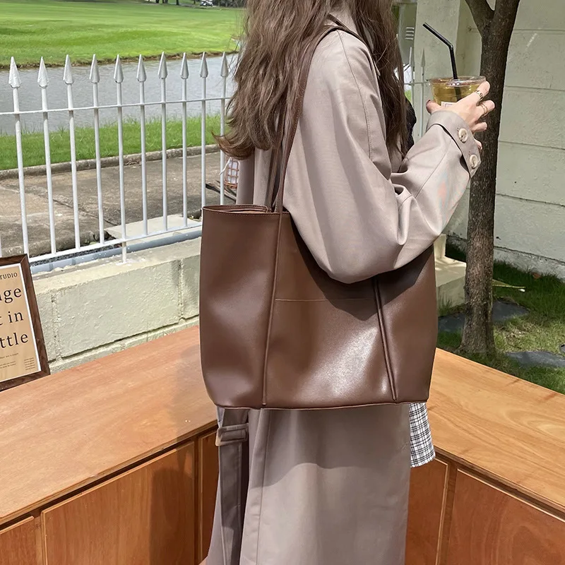 Tote bag, women's single shoulder large capacity soft leather bag, commuting mommy bag, student backpack, Korean version
Tote bag, women's single shoulder large capacity soft leather bag, commuting mommy bag, student backpack, Korean version