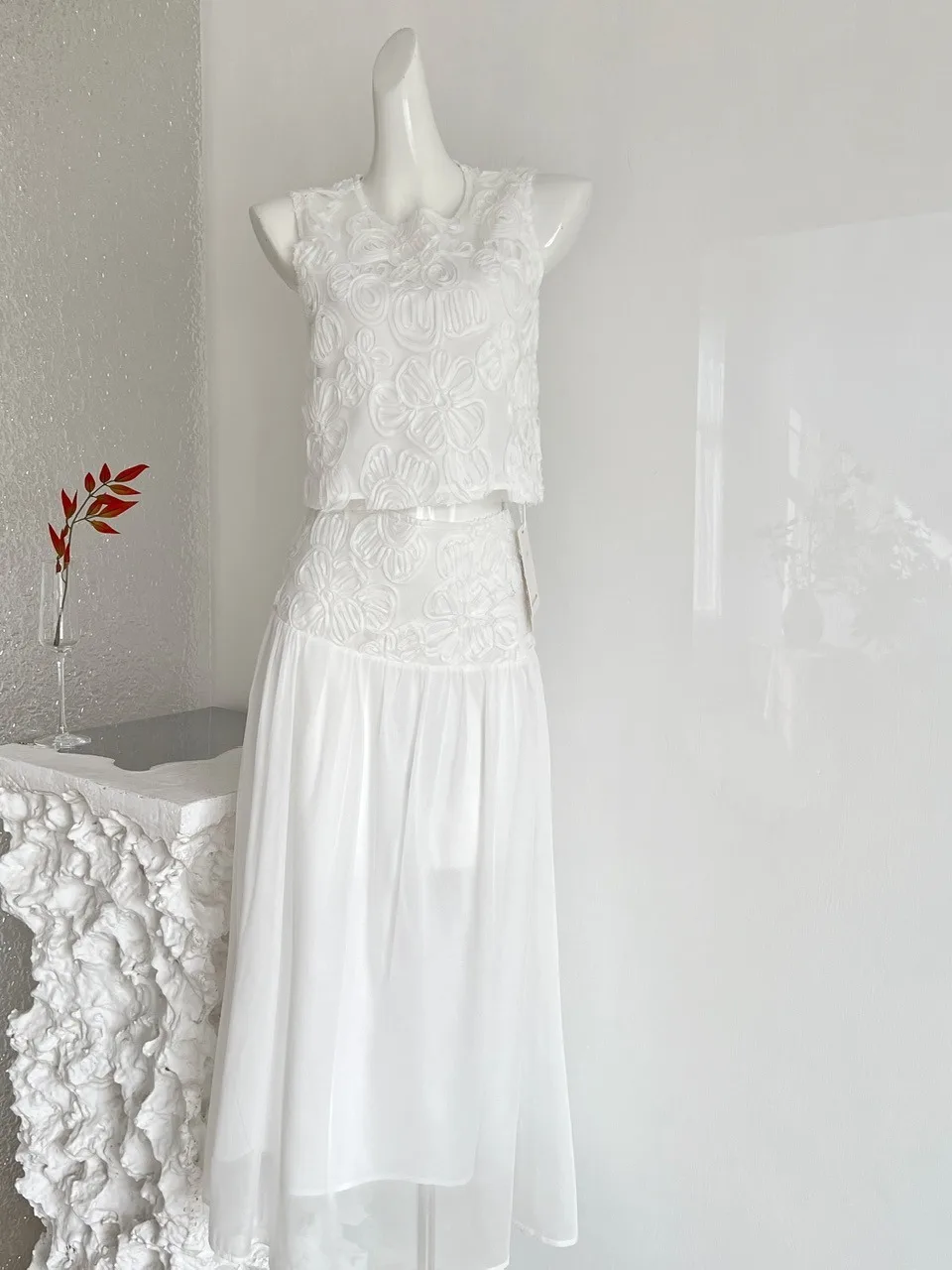 Summer 2026 High Waist Lace Short Sleeveless Top And Half Skirt Set Design Sense Lace Splicing High Waist Short Skirt
Summer 2026 High Waist Lace Short Sleeveless Top And Half Skirt Set Design Sense Lace Splicing High Waist Short Skirt