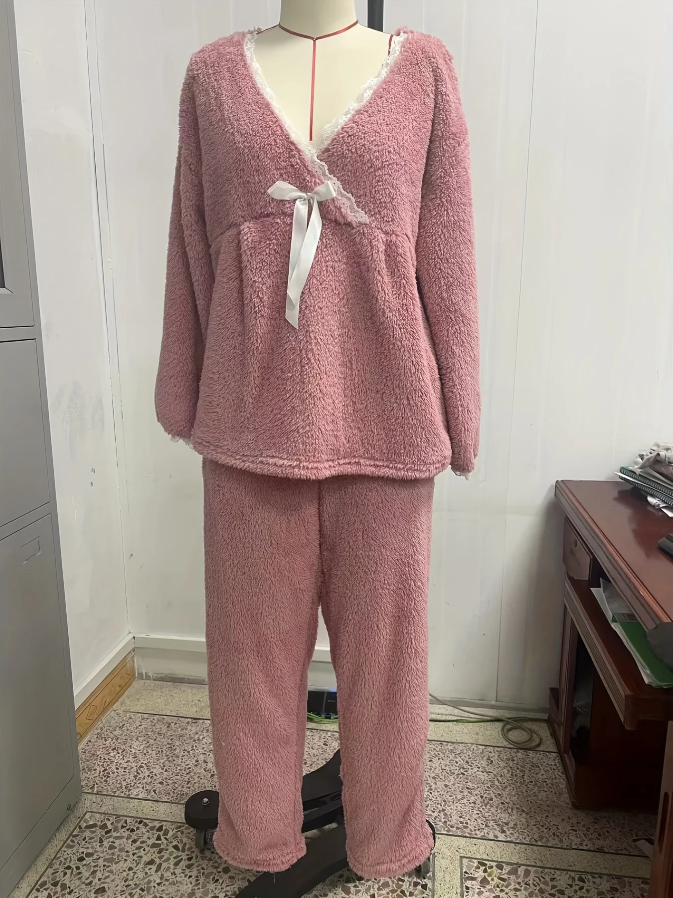 Autumn and winter women's new style lace splicing V-neck pajamas set flannel bow long sleeve top and trousers two-piece set of l
Autumn and winter women's new style lace splicing V-neck pajamas set flannel bow long sleeve top and trousers two-piece set of l