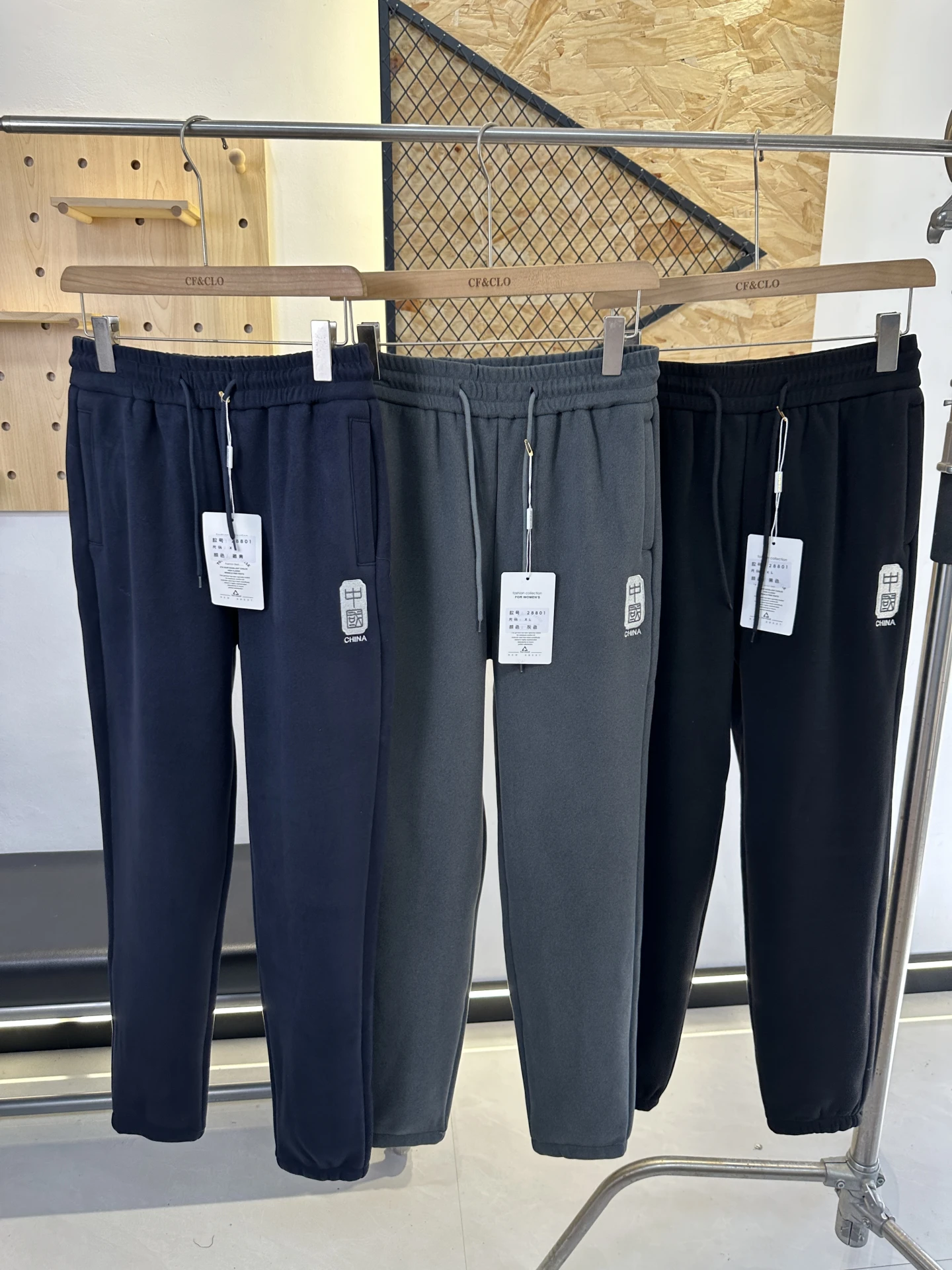 Новинка: Мужские спортивные брюки с двойным велюровым утеплителем, ветрозащитные, двусторонние, с эластичным поясом, прямые штанины
Новинка: Мужские спортивные брюки с двойным велюровым утеплителем, ветрозащитные, двусторонние, с эластичным поясом, прямые штанины