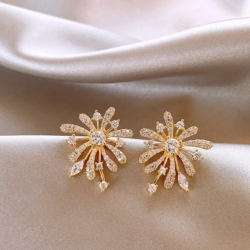 Exquisite fireworks shaped ear pendants, women's light luxury high-end temperament chrysanthemum earrings, banquet jewelry
Exquisite fireworks shaped ear pendants, women's light luxury high-end temperament chrysanthemum earrings, banquet jewelry