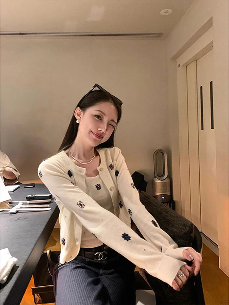 Embroidered Badge Sweater Cardigan Women's Slim Fit Inner Vest Two-Piece Set Autumn New Style Casual Versatile Ense...
Embroidered Badge Sweater Cardigan Women's Slim Fit Inner Vest Two-Piece Set Autumn New Style Casual Versatile Ense...