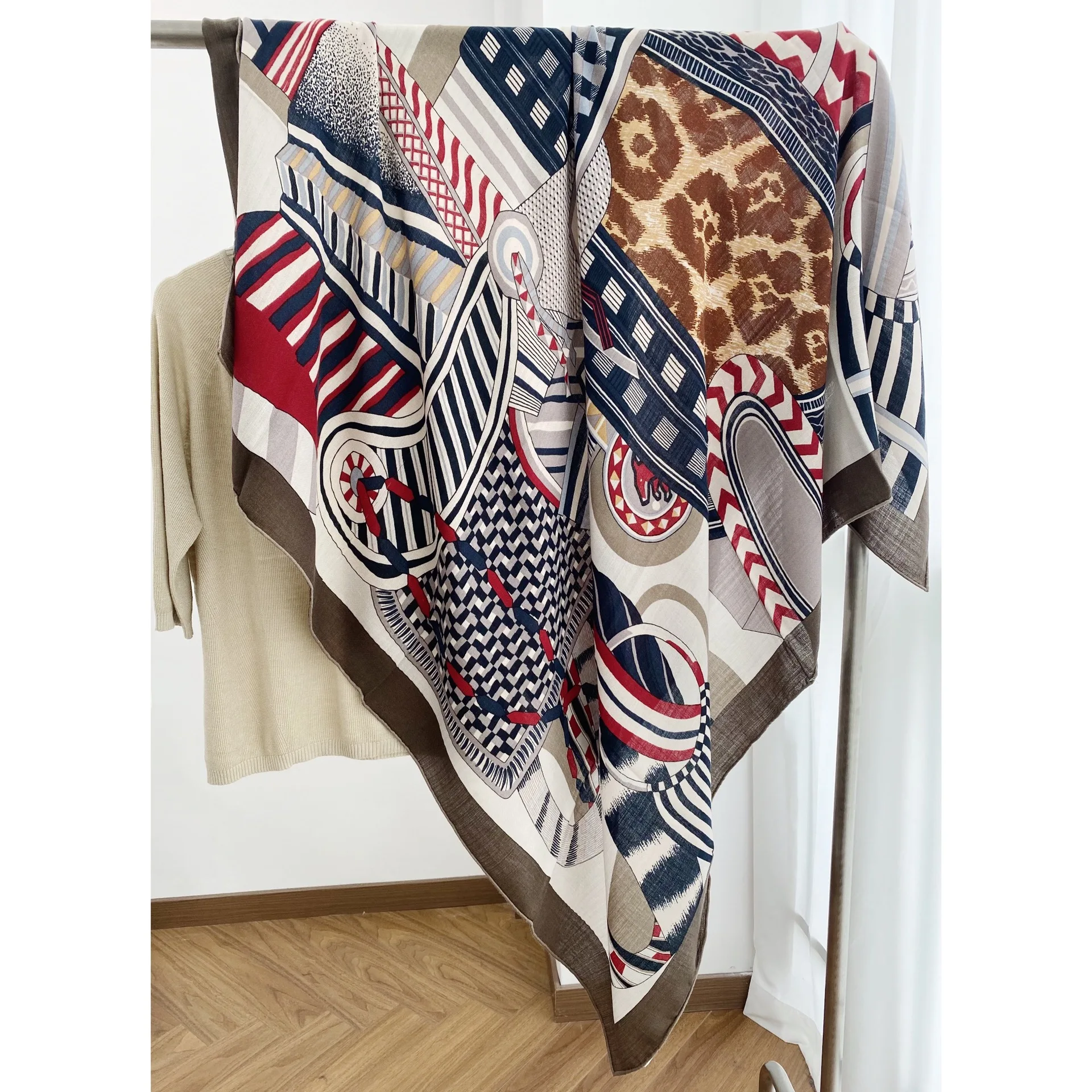 Winter Large Scarf Herms Hand Rolled Shawls Luxury Designer Pashmina Bag Belt Accessories Silk Wool Blend Gift Gift
Winter Large Scarf Herms Hand Rolled Shawls Luxury Designer Pashmina Bag Belt Accessories Silk Wool Blend Gift Gift