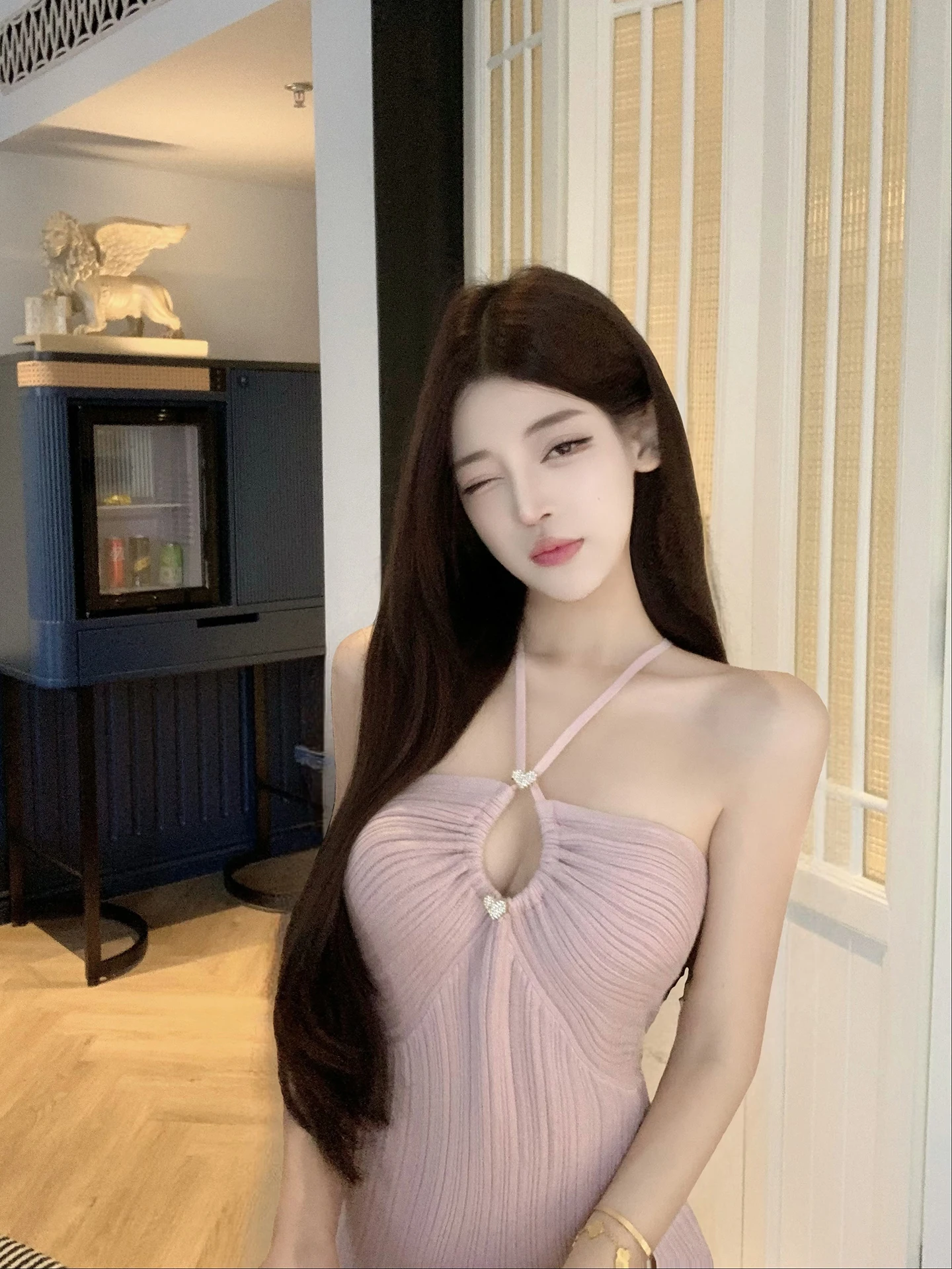 Новый комплект Luna 8 Pure Desire: сексуальный топ-халтер средней длины и брюки с длинными рукавами для повседневной носки
Новый комплект Luna 8 Pure Desire: сексуальный топ-халтер средней длины и брюки с длинными рукавами для повседневной носки