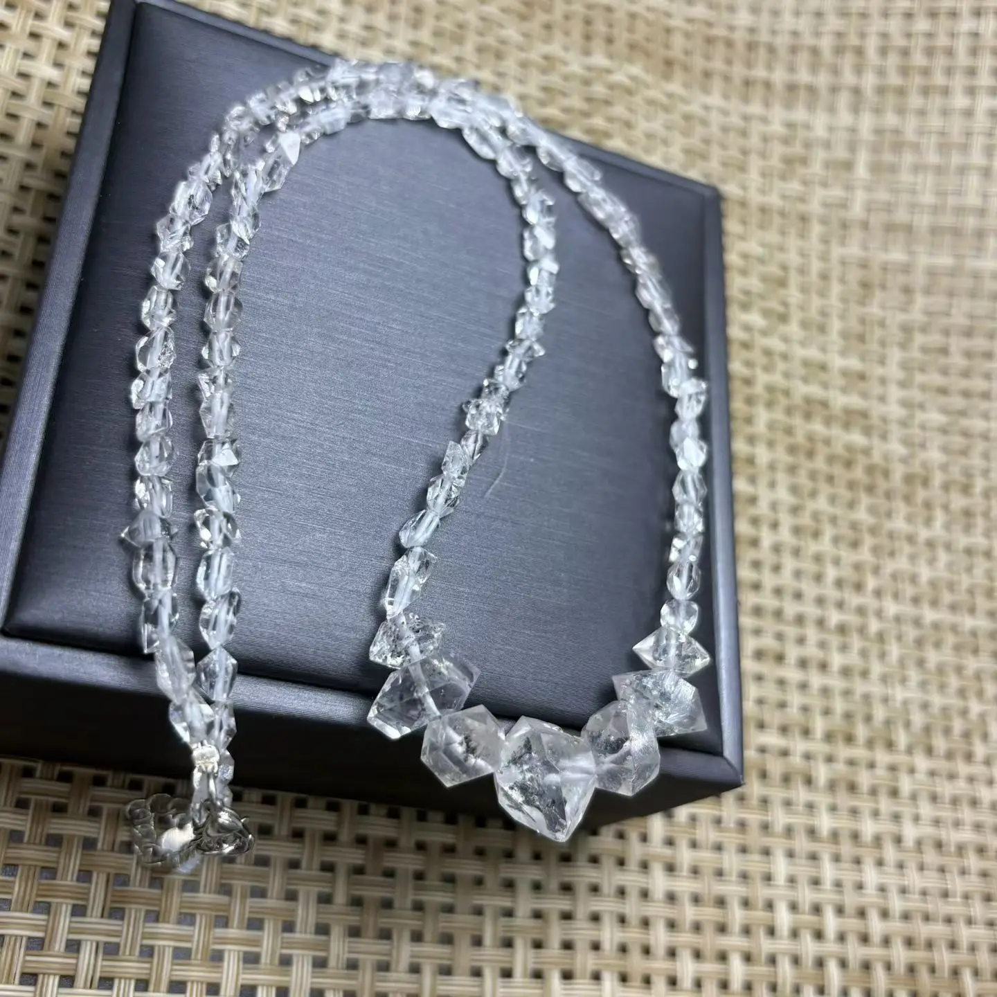 1 Pc Fengbaowu Natural Raw Herkimer Diamond Quartz Necklace 925 Sterling Silver Reiki Healing Stone Jewelry Gift For Women
1 Pc Fengbaowu Natural Raw Herkimer Diamond Quartz Necklace 925 Sterling Silver Reiki Healing Stone Jewelry Gift For Women