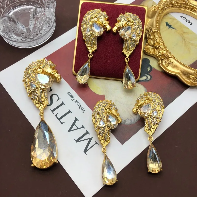 Heavy Industry Fashion Corsage Earrings Inlaid with Diamond Horse Head Shape Water Drop Drop Temperament Earrings Earrings Clips
Heavy Industry Fashion Corsage Earrings Inlaid with Diamond Horse Head Shape Water Drop Drop Temperament Earrings Earrings Clips
