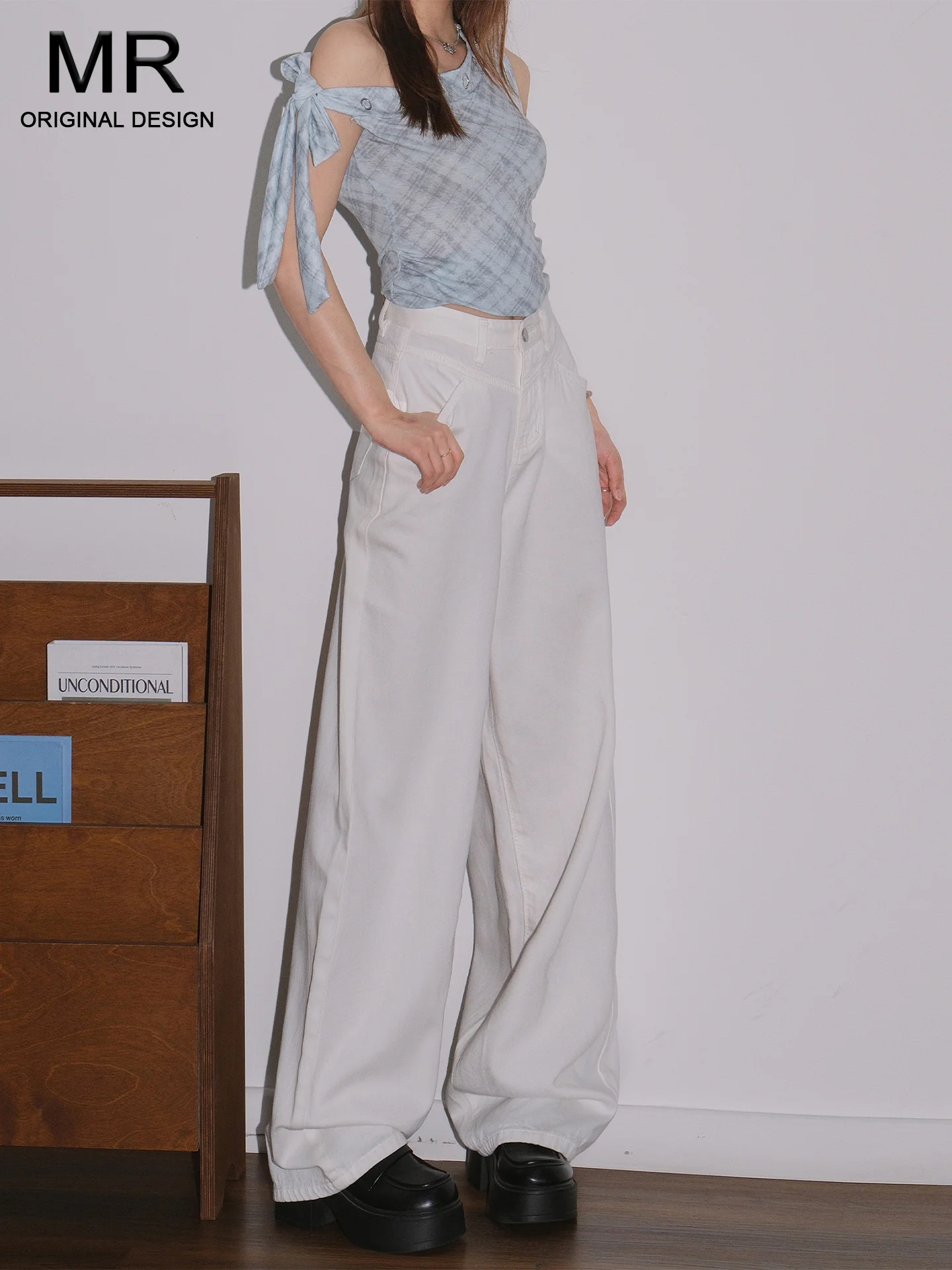 High Waist Wide Leg Straight Cut Thin Denim Jeans Women's Summer Casual Loose Fit Jeans American Style Button Closure
High Waist Wide Leg Straight Cut Thin Denim Jeans Women's Summer Casual Loose Fit Jeans American Style Button Closure