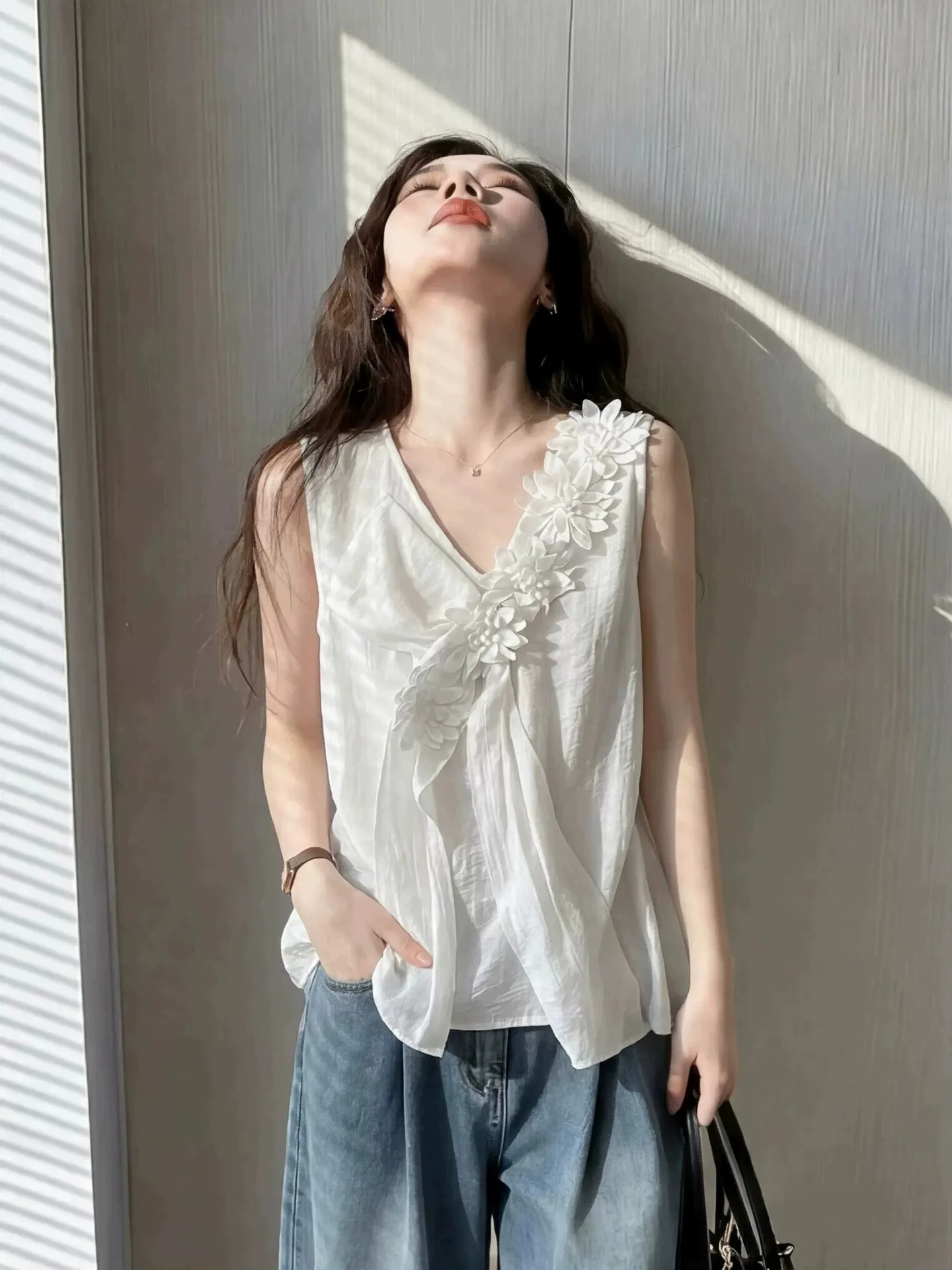 Loose V-neck Sleeveless Shirt Women's Summer Fashion Brand Button Floral 3D Design Age-reducing Top French Style Casual Wear
Loose V-neck Sleeveless Shirt Women's Summer Fashion Brand Button Floral 3D Design Age-reducing Top French Style Casual Wear