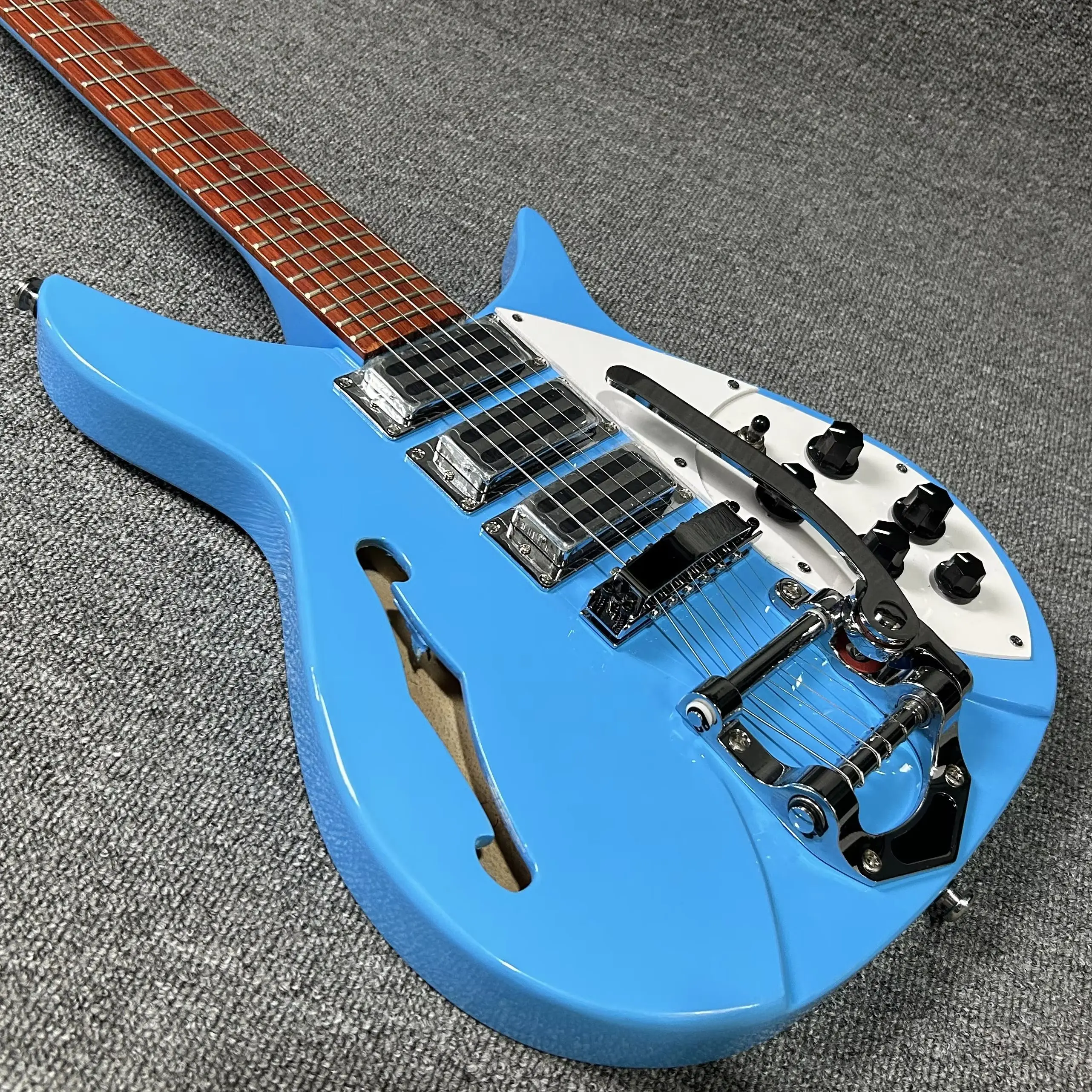 Sky Bule 325 Model Electric Guitars Version 527mm Scale Length F Holes Semi Hollow
Sky Bule 325 Model Electric Guitars Version 527mm Scale Length F Holes Semi Hollow