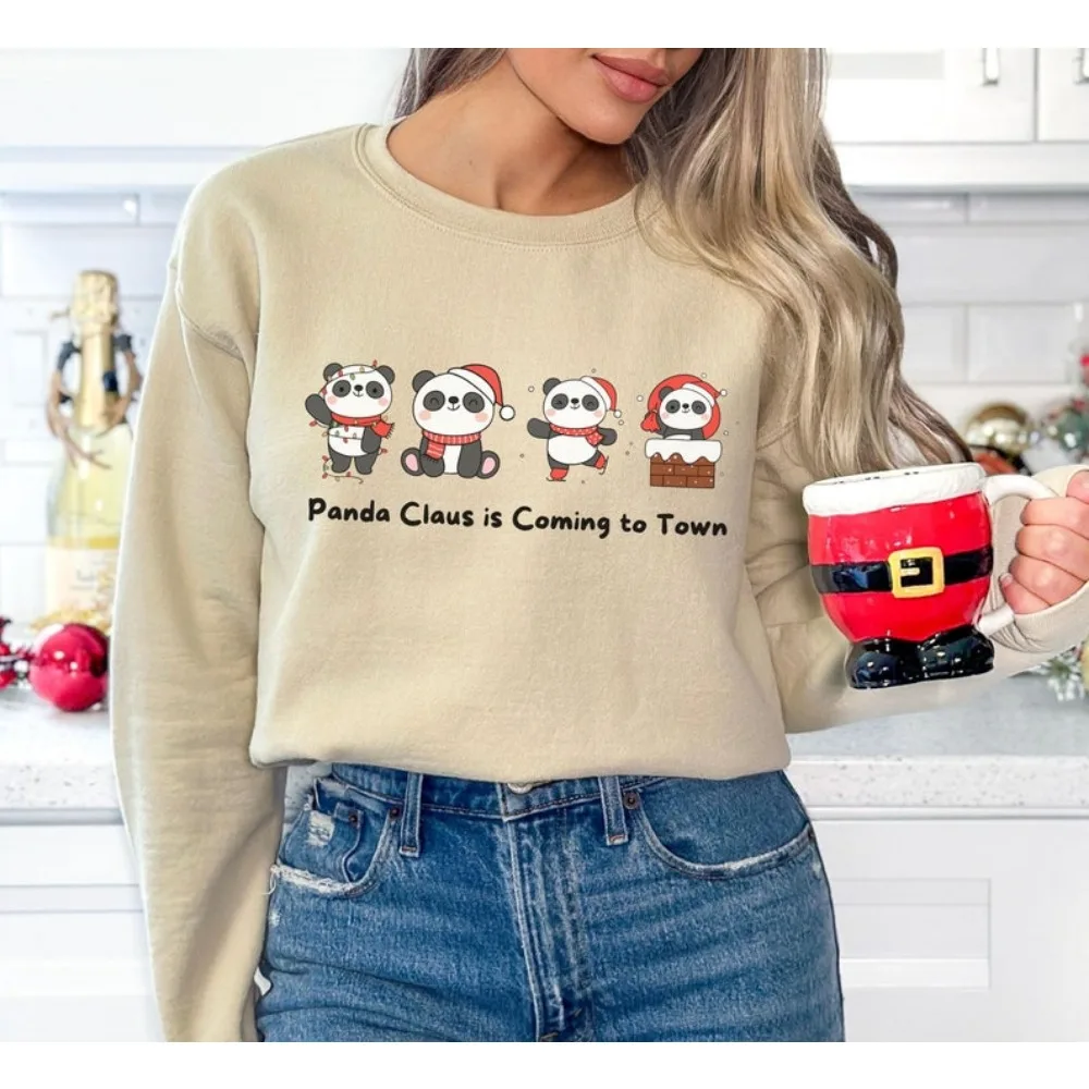 Панда Клаус приходит к городу Рождественский женский свитшот унисекс Рождественский свитшот с пандой Рождественский подарок Рубашка для влюбленных с пандой
Панда Клаус приходит к городу Рождественский женский свитшот унисекс Рождественский свитшот с пандой Рождественский подарок Рубашка для влюбленных с пандой