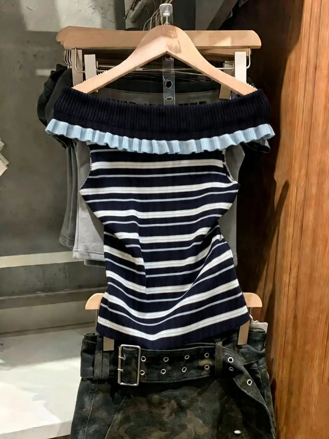 High-End Striped Knitwear Women's Slim Fit Summer Outerwear Versatile Shoulder Baring Top French Style Short Sleeve Bright Th...
High-End Striped Knitwear Women's Slim Fit Summer Outerwear Versatile Shoulder Baring Top French Style Short Sleeve Bright Th...