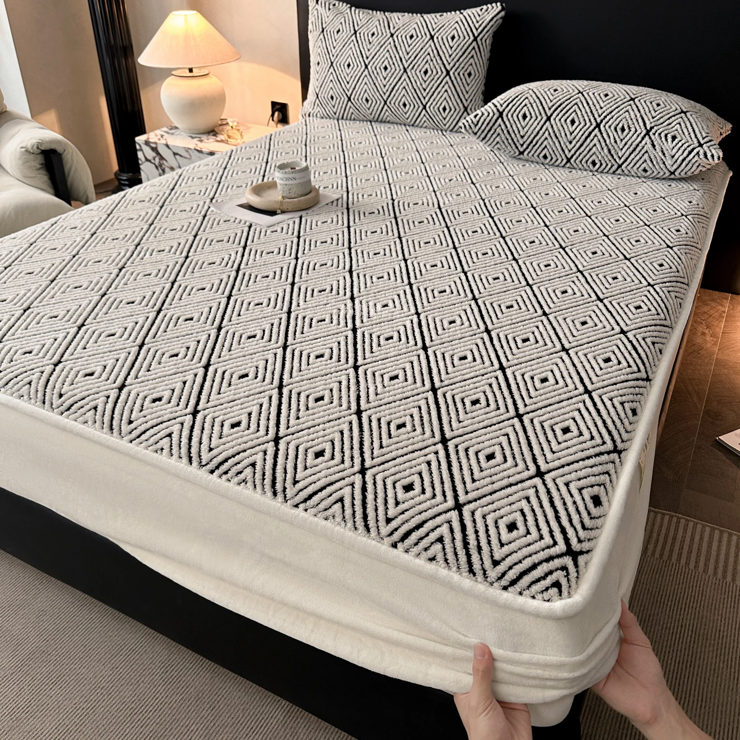 Жаккардовый флисовый комплект простыней и наволочек с геометрическим узором, зимний утолщенный теплый наматрасник, водонепроницаемые комплекты простыней
Жаккардовый флисовый комплект простыней и наволочек с геометрическим узором, зимний утолщенный теплый наматрасник, водонепроницаемые комплекты простыней