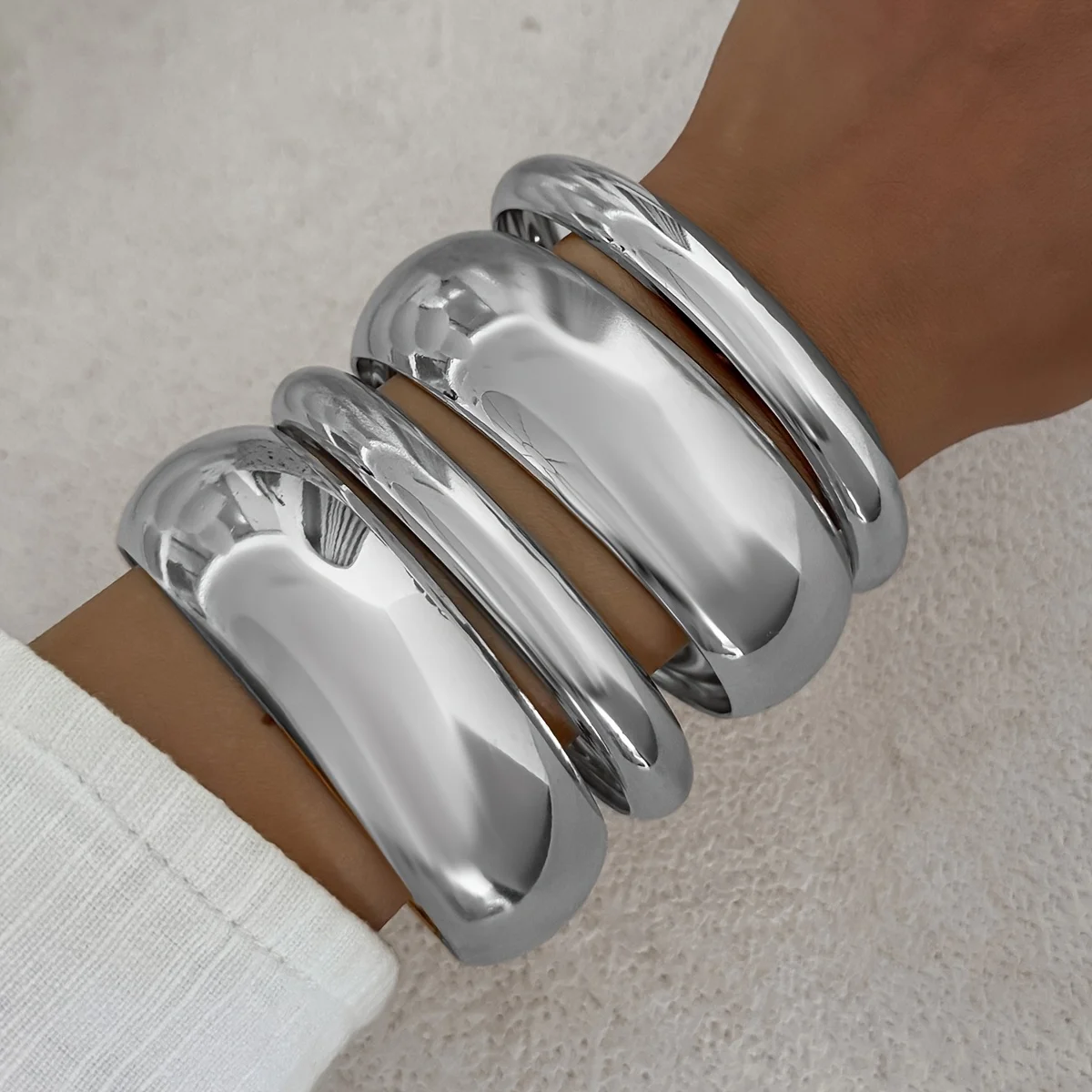 4PCS retro style thick ring wide-sided metal bracelet, simple and exaggerated design, suitable for festivals, parties, appointments, and can also be used as gifts for daily wear.
4PCS retro style thick ring wide-sided metal bracelet, simple and exaggerated design, suitable for festivals, parties, appointments, and can also be used as gifts for daily wear.