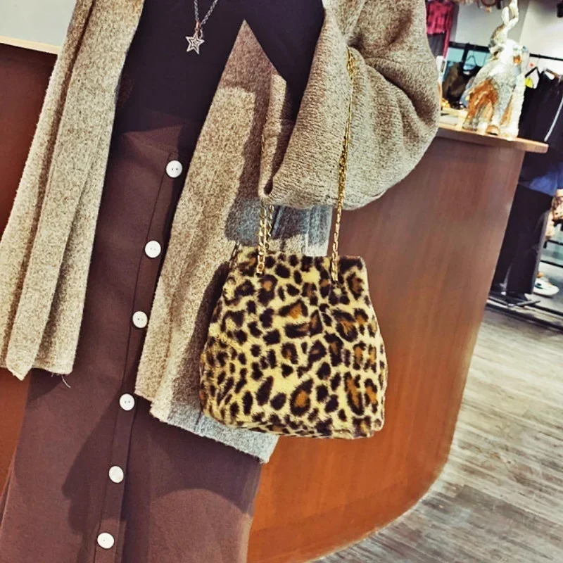 New Korean Version Plush Leopard Print Handbag Plush File Bag Chain Strap Single Shoulder Crossbody Bag
New Korean Version Plush Leopard Print Handbag Plush File Bag Chain Strap Single Shoulder Crossbody Bag