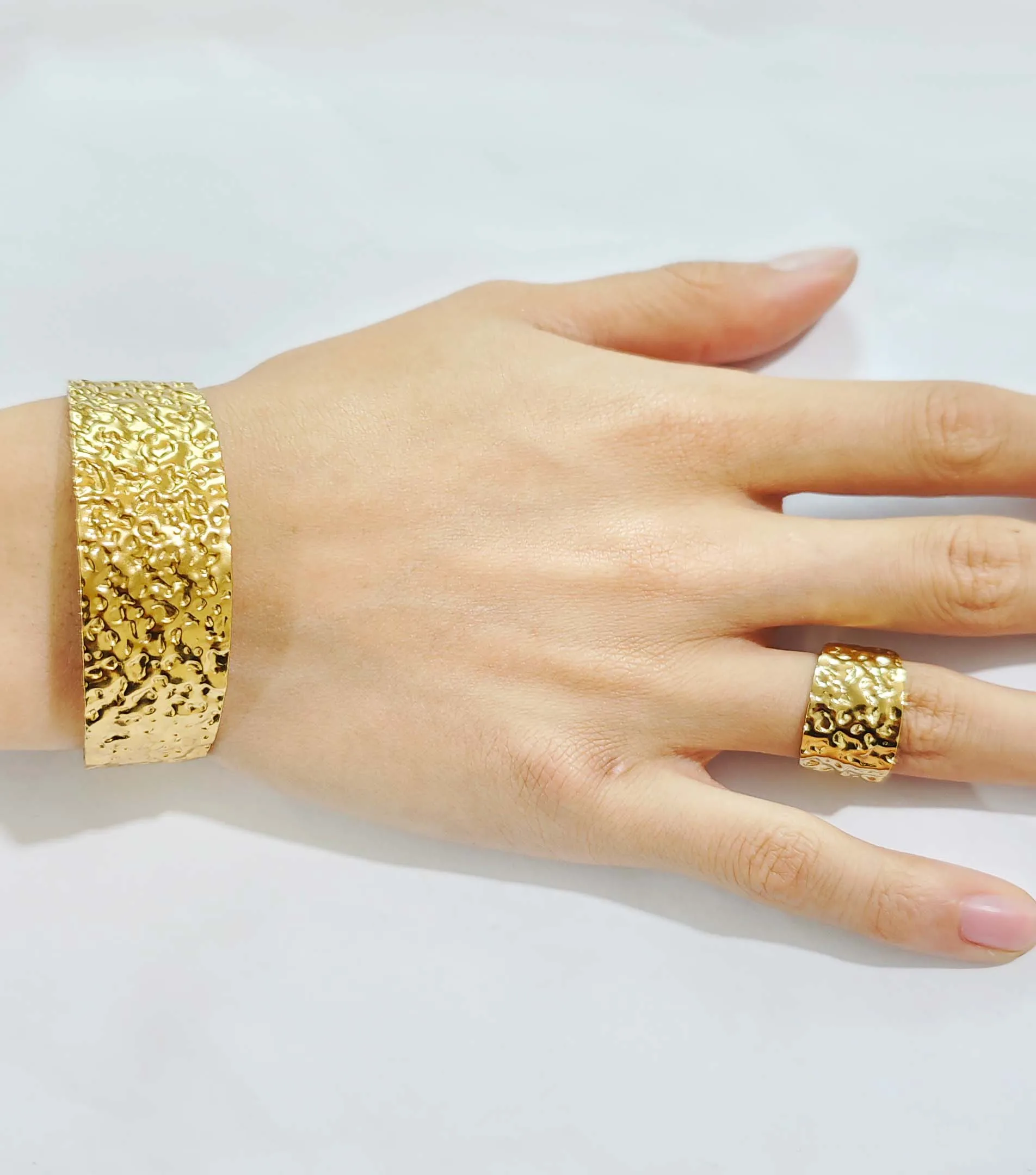 The new simple ins wind metal bracelet is fashionable, elegant and luxurious, and the titanium ring jewelry set is female.
The new simple ins wind metal bracelet is fashionable, elegant and luxurious, and the titanium ring jewelry set is female.