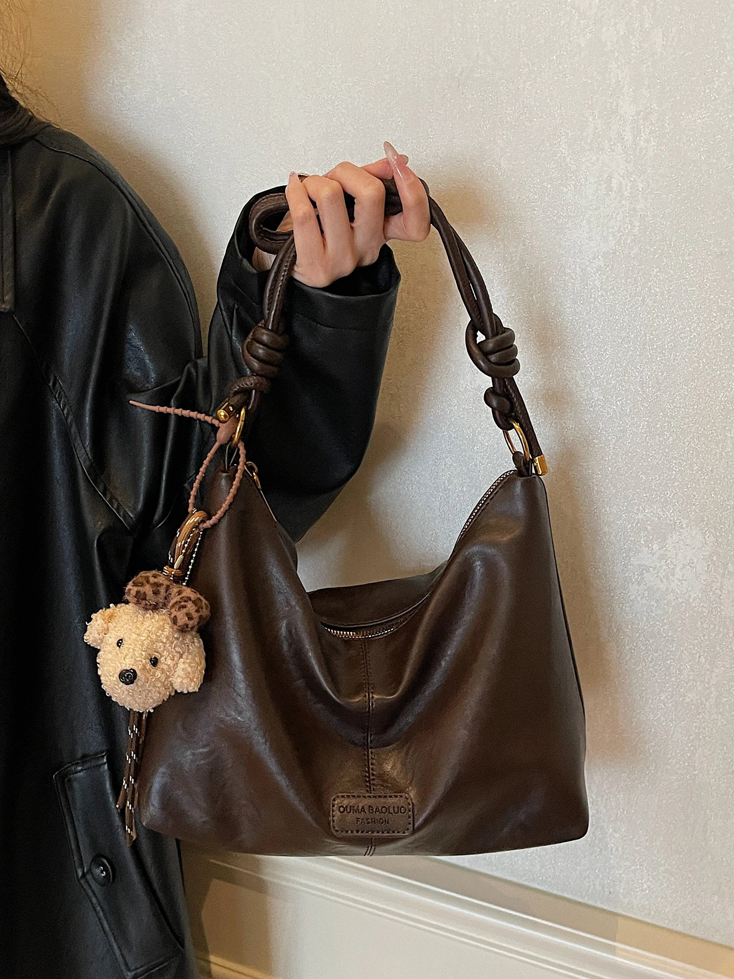 Ретро-сумка через плечо для женщин, большая вместительная, зимняя, модная, для поездок на работу, универсальная кожаная сумка-тоут
Ретро-сумка через плечо для женщин, большая вместительная, зимняя, модная, для поездок на работу, универсальная кожаная сумка-тоут