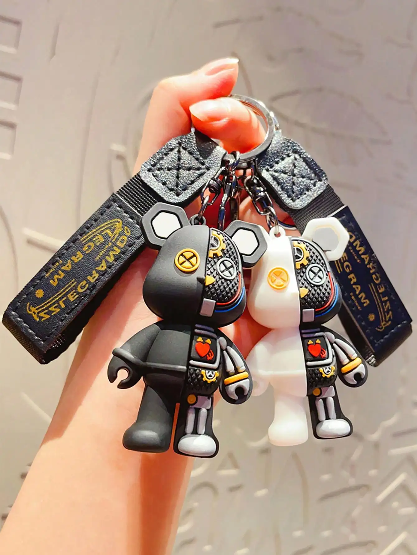Набор из 2 механических брелоков-медведей - черно-белые подвески в стиле робота с деталями в виде сердца
Набор из 2 механических брелоков-медведей - черно-белые подвески в стиле робота с деталями в виде сердца