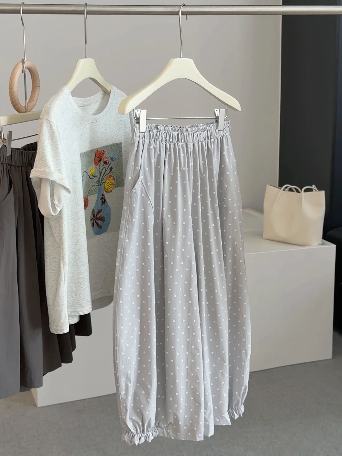 Harajuku Minimalist Gray Polka Dot Wide-leg Pants Elastic Waist Harem Trousers With Gathered Ankles Women Casual Summer Outfits
Harajuku Minimalist Gray Polka Dot Wide-leg Pants Elastic Waist Harem Trousers With Gathered Ankles Women Casual Summer Outfits