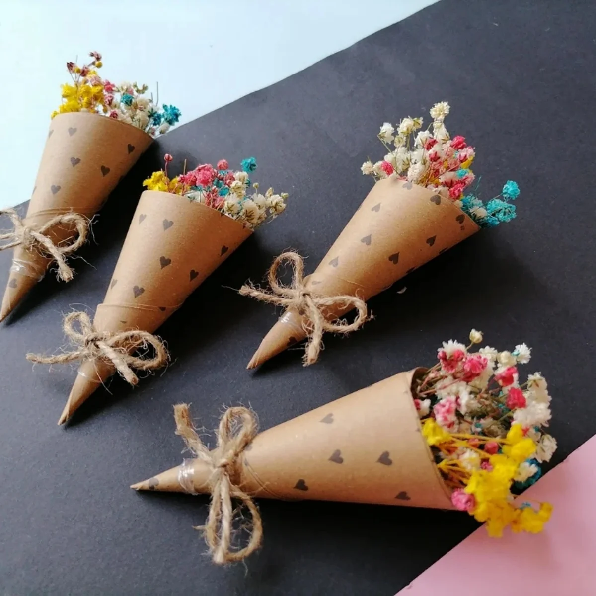 Мини-сувениры из сушеных цветов: бирка в форме сердца, вариант магнита
Мини-сувениры из сушеных цветов: бирка в форме сердца, вариант магнита