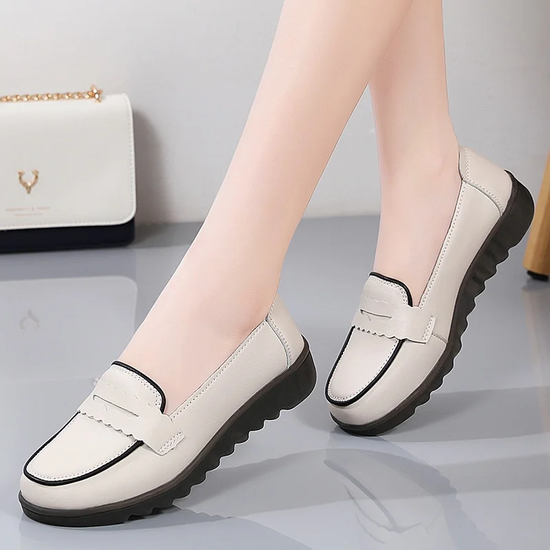 Casual Bean Bean Shoes Women Flat Thick Bottom Loafers Middle Age Shoes Lazy Mom Shoes Breathable Soft Leather Fashionable
Casual Bean Bean Shoes Women Flat Thick Bottom Loafers Middle Age Shoes Lazy Mom Shoes Breathable Soft Leather Fashionable