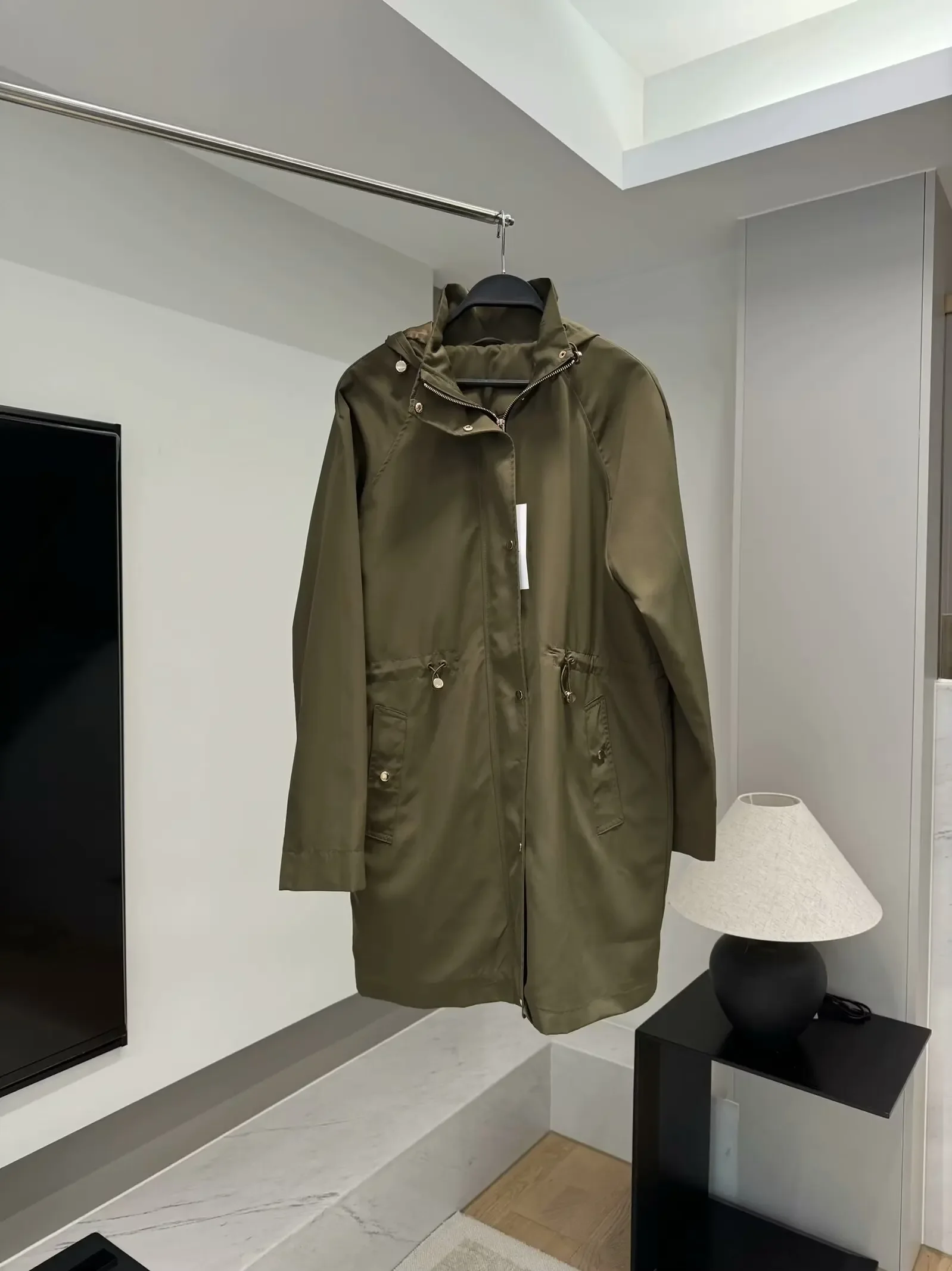 Women's new fashion with drawstring loose long style hooded jacket Coat retro long sleeved side pocket women's Coat chic top
Women's new fashion with drawstring loose long style hooded jacket Coat retro long sleeved side pocket women's Coat chic top