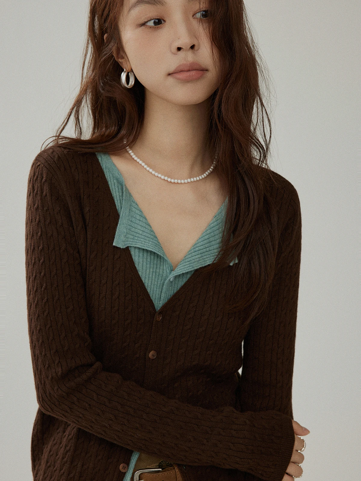 Soft Knitted Fake Two-Piece Sweater Cardigan Women's V-Neck Slim Fit Casual Style Long Sleeve Button up Casual Fashion
Soft Knitted Fake Two-Piece Sweater Cardigan Women's V-Neck Slim Fit Casual Style Long Sleeve Button up Casual Fashion