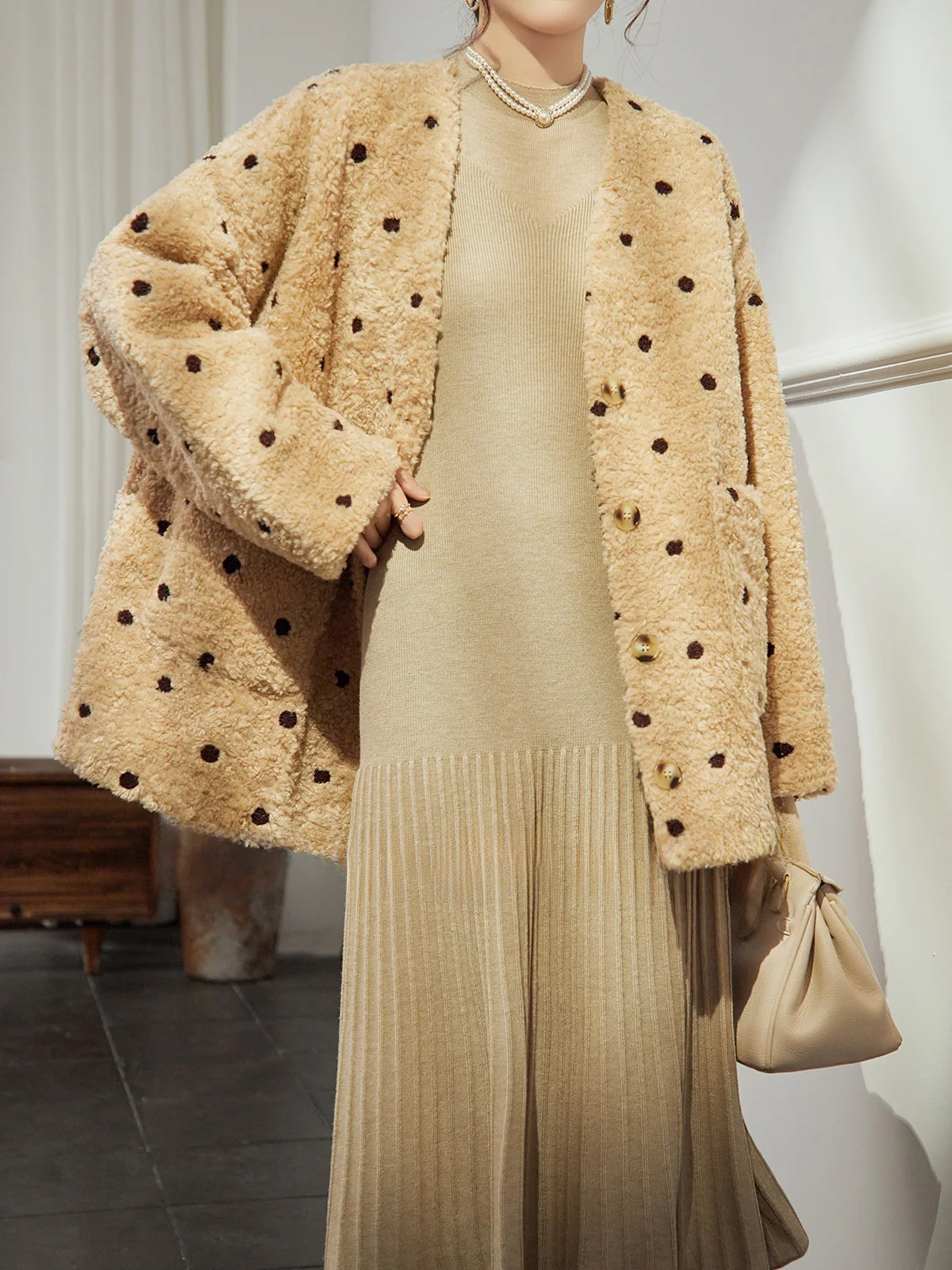 Женская укороченная куртка цвета хаки в горошек с мехом, осенняя новинка, дизайнерская модель, винтажный стиль, приталенный крой
Женская укороченная куртка цвета хаки в горошек с мехом, осенняя новинка, дизайнерская модель, винтажный стиль, приталенный крой