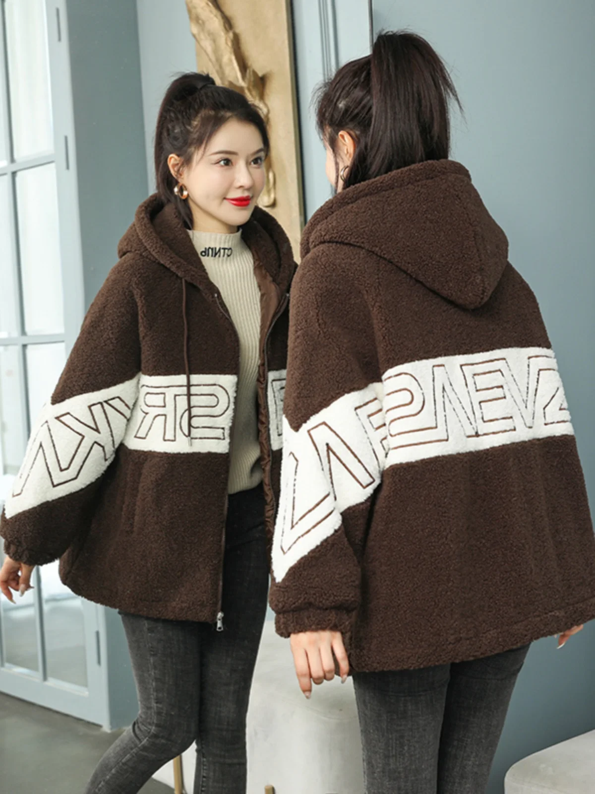 Женское зимнее свободное хлопковое пальто средней длины с капюшоном из меха ягненка больших размеров на подкладке Thiened Fce Cotton Coat
Женское зимнее свободное хлопковое пальто средней длины с капюшоном из меха ягненка больших размеров на подкладке Thiened Fce Cotton Coat