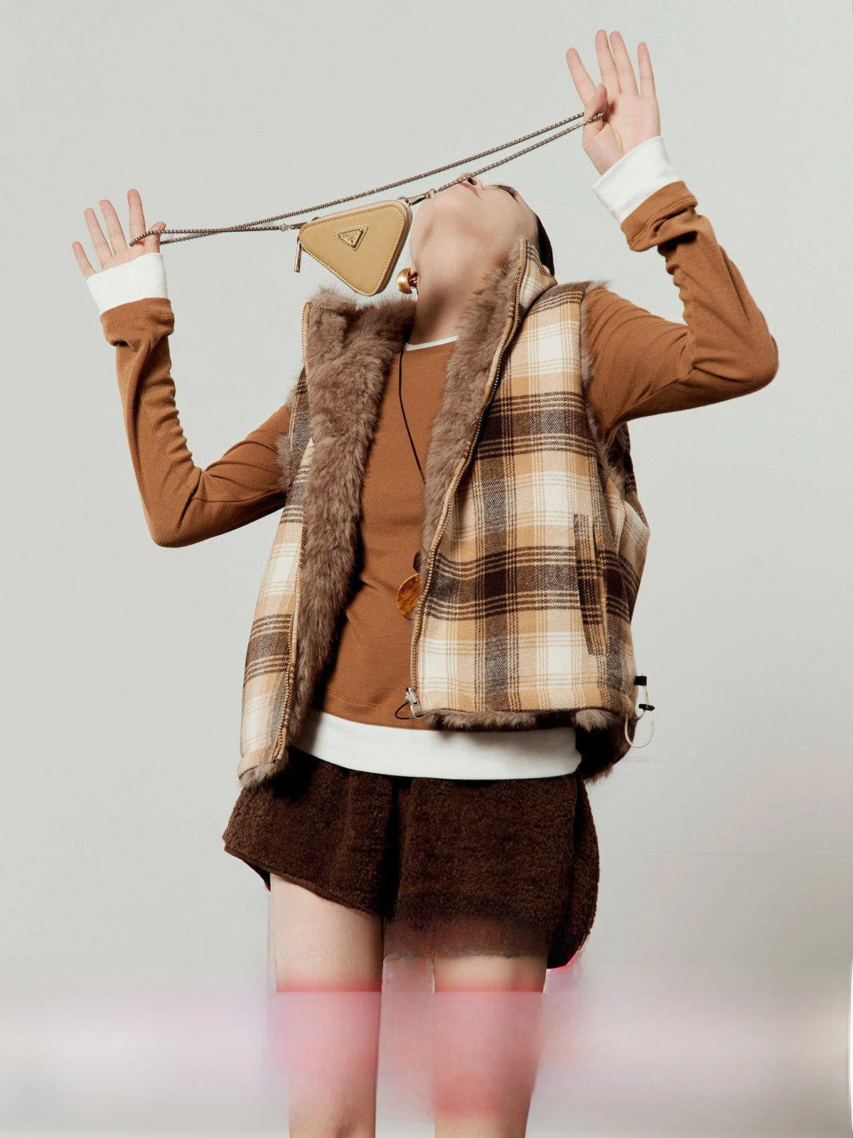 Женский жилет цвета хаки 2025: Новая зимняя коллекция, свободный крой, с воротником, в клетку, на подкладке, модная верхняя одежда от Zhou Li Wu
Женский жилет цвета хаки 2025: Новая зимняя коллекция, свободный крой, с воротником, в клетку, на подкладке, модная верхняя одежда от Zhou Li Wu