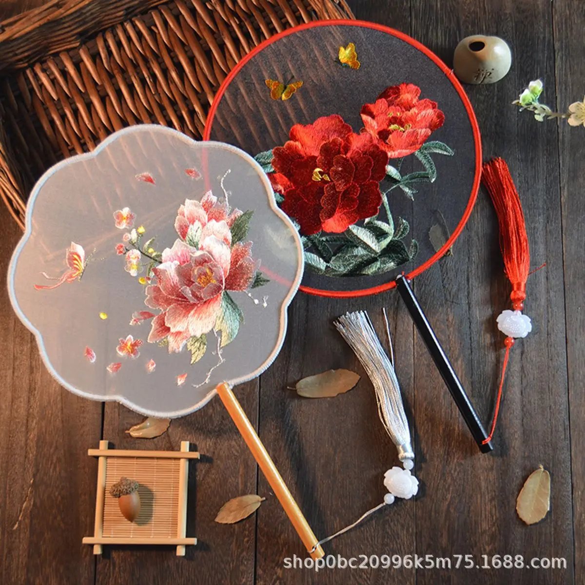 Double-sided embroidery group fan Suzhou embroidery ornament fan classical dance fan antique Hanfu versatile
Double-sided embroidery group fan Suzhou embroidery ornament fan classical dance fan antique Hanfu versatile