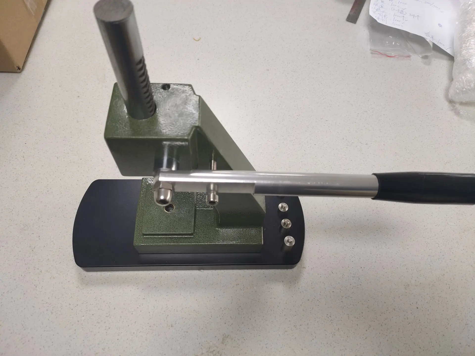 watch repair tool, large capping machine, back cover of the meter, watch capper.
watch repair tool, large capping machine, back cover of the meter, watch capper.