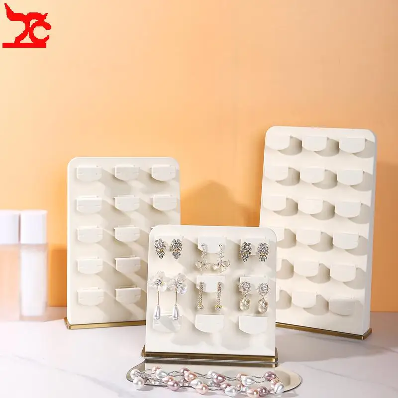 Элегантная многоуровневая подставка для демонстрации сережек из кожи, бежевая и серая, для ювелирных прилавков и витрин
Элегантная многоуровневая подставка для демонстрации сережек из кожи, бежевая и серая, для ювелирных прилавков и витрин