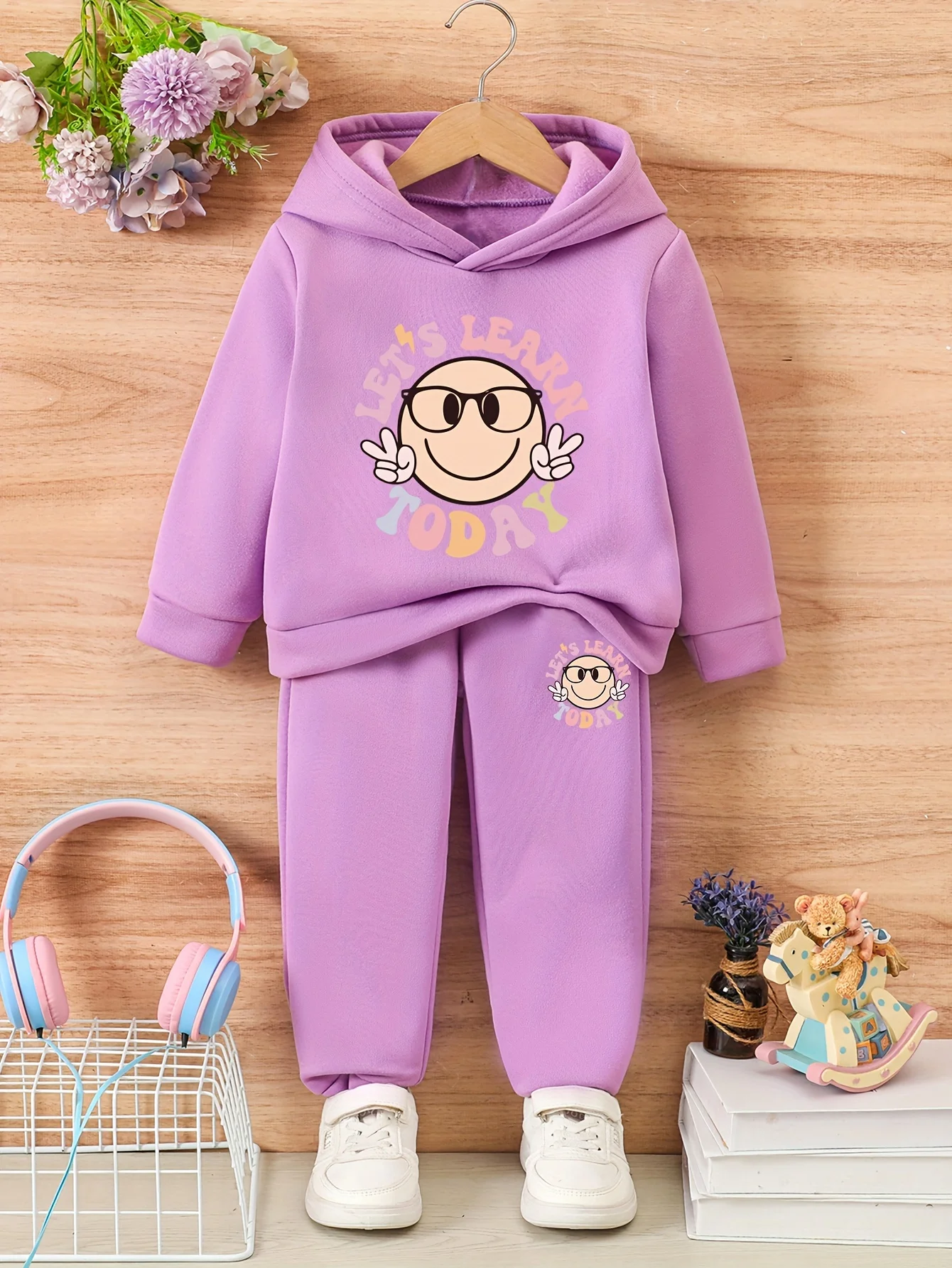 2sets Fashion exquisite girls Fall/Winter pattern printed with fleece warm lined hoodie and tracksuit pants
2sets Fashion exquisite girls Fall/Winter pattern printed with fleece warm lined hoodie and tracksuit pants