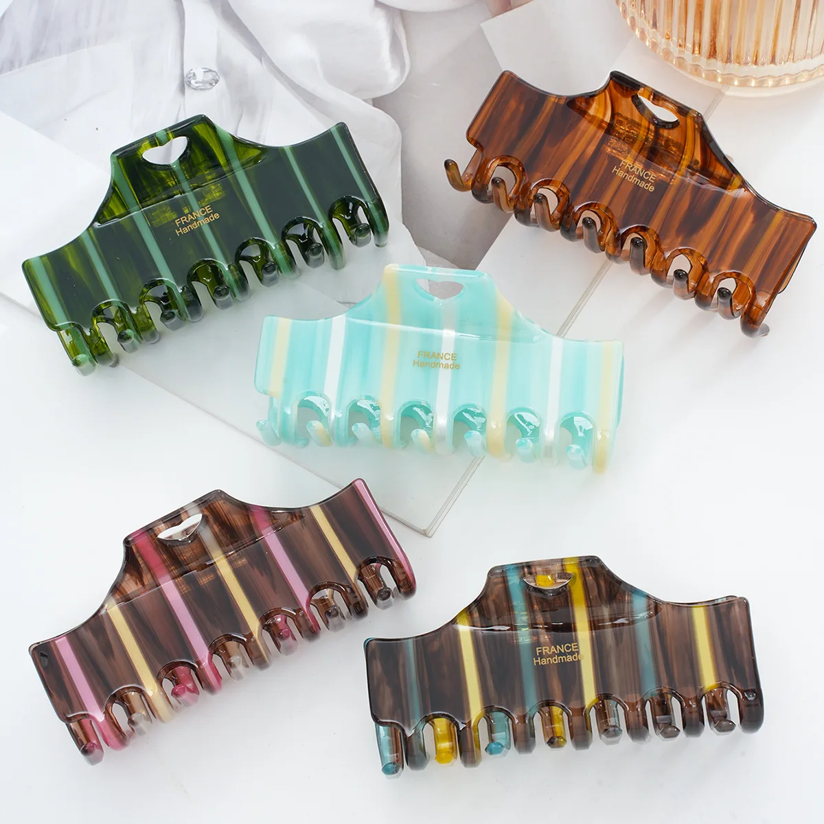 1pc New striped contrasting grip clip, large shark clip hair clip, women's back of the head hair grip clip headband
1pc New striped contrasting grip clip, large shark clip hair clip, women's back of the head hair grip clip headband
