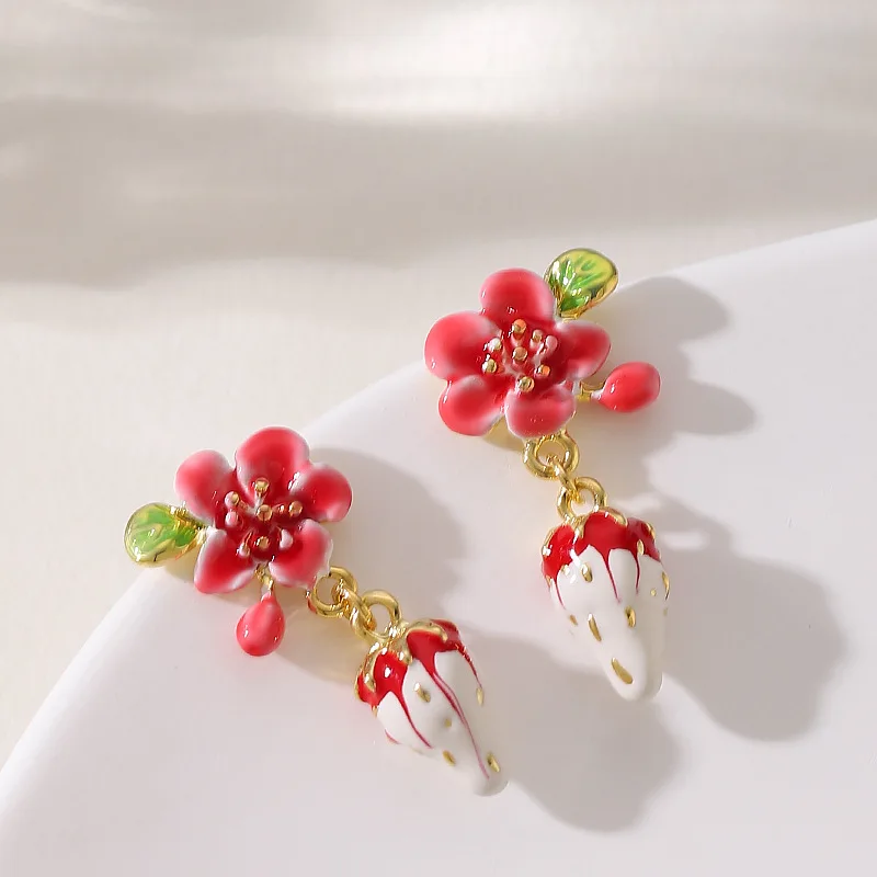 Super Fairy Sweet Temperament Enamel Dripping Oil Strawberry Flower Earrings Light Luxury Niche Personality Earrings
Super Fairy Sweet Temperament Enamel Dripping Oil Strawberry Flower Earrings Light Luxury Niche Personality Earrings