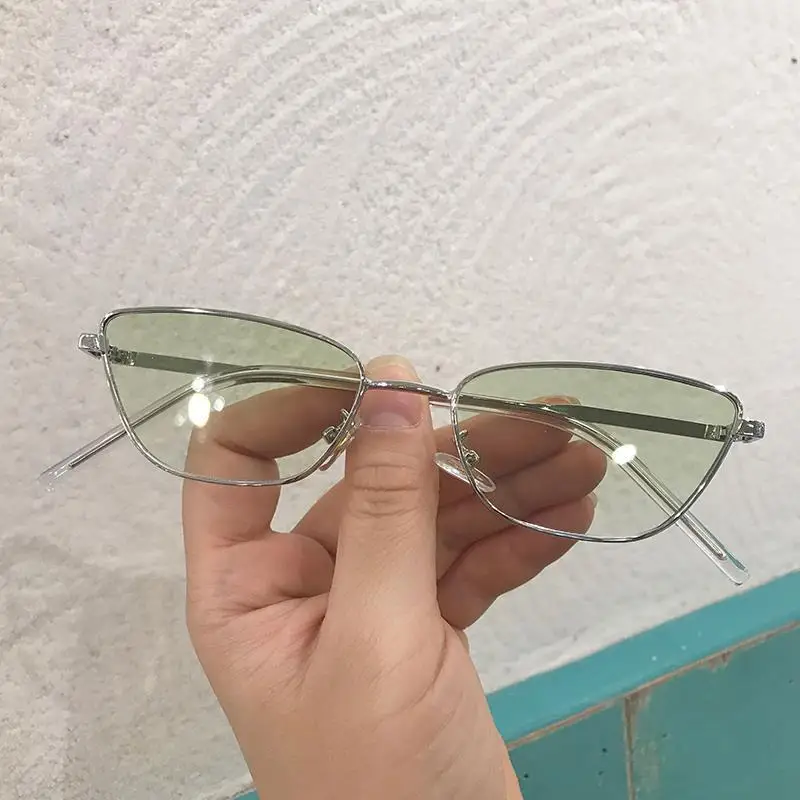 Ultra-Lightweight Small-Frame Sunglasses for Women Outdoor UV-Protective Shades Retro Fashion Street Style Eyewear for Men
Ultra-Lightweight Small-Frame Sunglasses for Women Outdoor UV-Protective Shades Retro Fashion Street Style Eyewear for Men