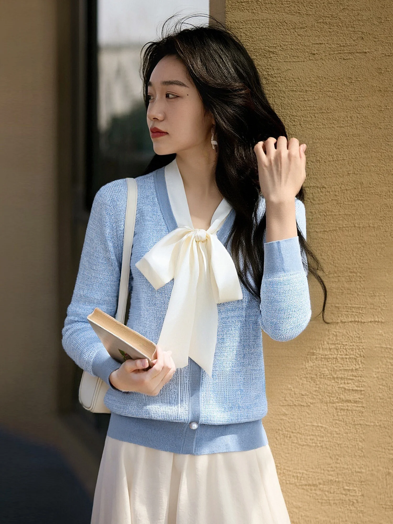 Chivirin 2026, весенний новый дизайн, вязаный свитер с тонким поясом, женский маленький размер, элегантный утягивающий шерстяной трикотаж
Chivirin 2026, весенний новый дизайн, вязаный свитер с тонким поясом, женский маленький размер, элегантный утягивающий шерстяной трикотаж