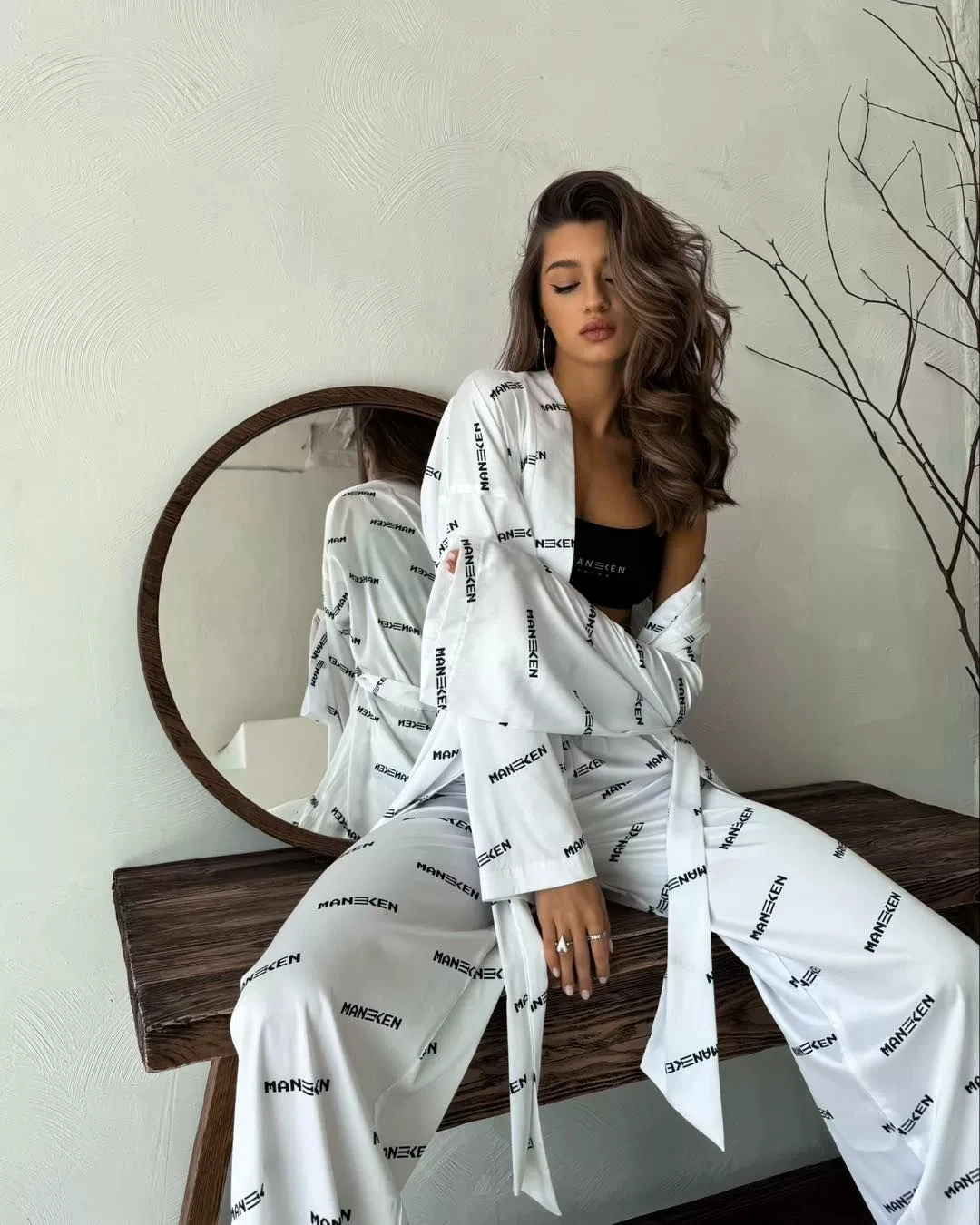 Loose Long Sve Printed Top And Pants Set with Lace up Design Youth Polyester Home Wear for Spring Autumn Seasons Women
Loose Long Sve Printed Top And Pants Set with Lace up Design Youth Polyester Home Wear for Spring Autumn Seasons Women