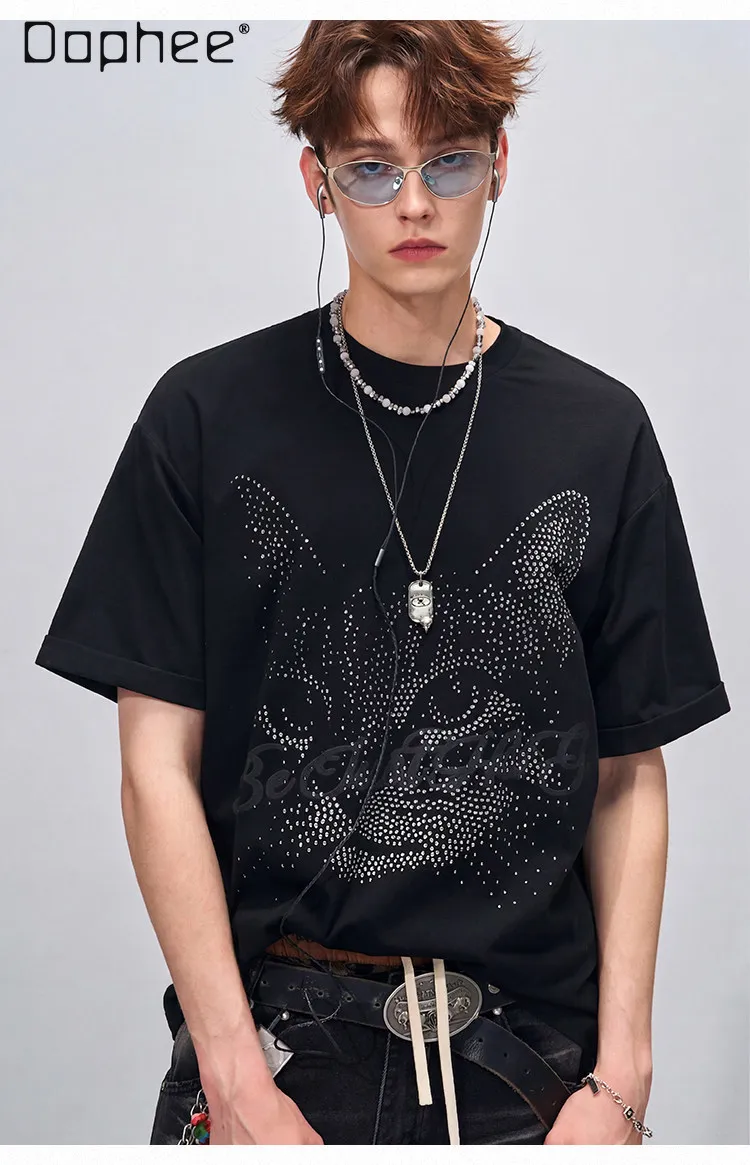 2026 Summer New Men's Rhinestone Cat Face Print T-shirt Loose Streetwear Black Short Sleeve Round Neck Casual Tops
2026 Summer New Men's Rhinestone Cat Face Print T-shirt Loose Streetwear Black Short Sleeve Round Neck Casual Tops
