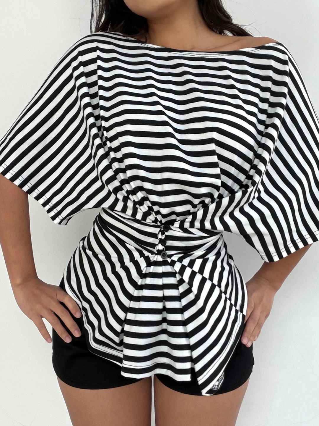 Foamlina Women Casual Striped One Shoulder Short Sleeve T-Shirt Loose Fit Button 2 Wear Design Tops Fashion Basic Streetwear Tee
Foamlina Women Casual Striped One Shoulder Short Sleeve T-Shirt Loose Fit Button 2 Wear Design Tops Fashion Basic Streetwear Tee