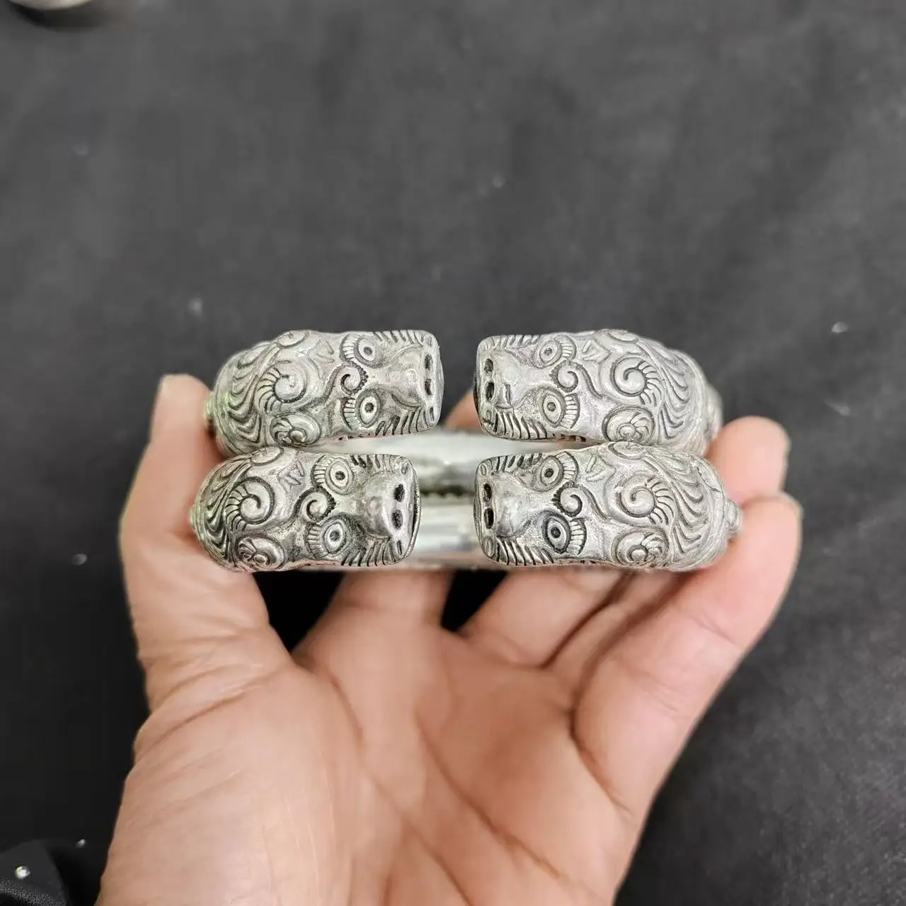 Handmade traditional crafts, ethnic style silver bracelets, dragon head patterns, fashionable bracelets, and open bracelets
Handmade traditional crafts, ethnic style silver bracelets, dragon head patterns, fashionable bracelets, and open bracelets