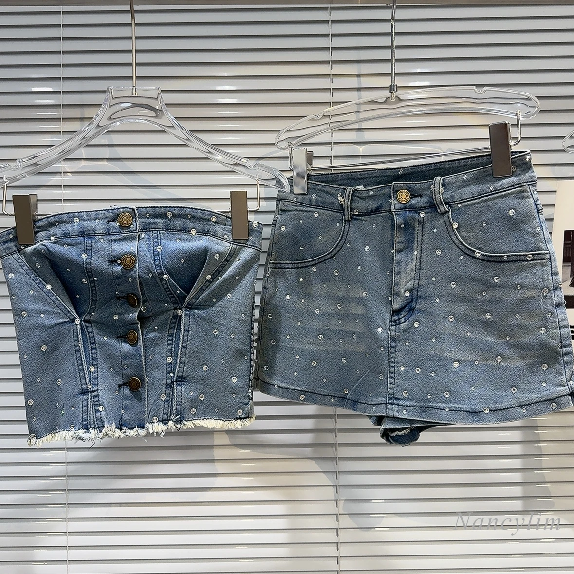Лето 2024, комплекты одежды из 2 предметов Denimwear, новый американский популярный топ с заусенцами и короткая юбка-брюки
Лето 2024, комплекты одежды из 2 предметов Denimwear, новый американский популярный топ с заусенцами и короткая юбка-брюки