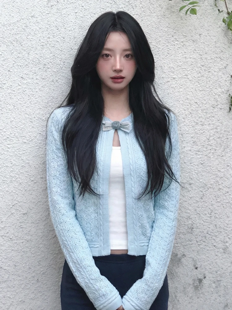 Синий вязаный кардиган приталенного кроя для женщин, новинка ранней весны, серия Lazy Sle Miu, мягкий корейский трикотаж с круглым вырезом и длинными рукавами
Синий вязаный кардиган приталенного кроя для женщин, новинка ранней весны, серия Lazy Sle Miu, мягкий корейский трикотаж с круглым вырезом и длинными рукавами