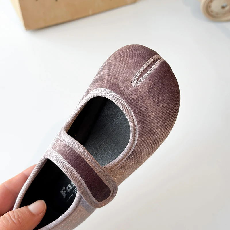 Детские кожаные туфли для девочек, весенние, вельветовые, на плоской подошве, с ремешком на липучке, разные цвета, повседневные, в стиле принцессы, с неглубоким вырезом, туфли-балетки
Детские кожаные туфли для девочек, весенние, вельветовые, на плоской подошве, с ремешком на липучке, разные цвета, повседневные, в стиле принцессы, с неглубоким вырезом, туфли-балетки