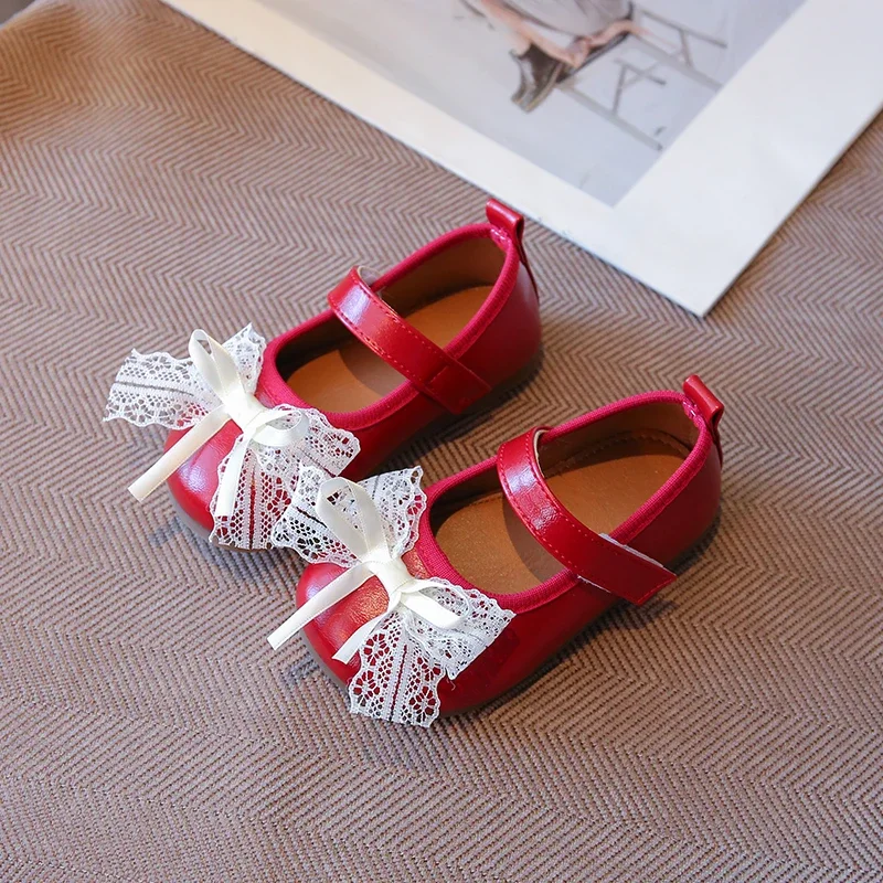 Новинка осени 202, детские туфли MaryJanes с кружевными бантами, элегантные туфли на плоской подошве для девочек, универсальные мягкие детские кожаные туфли с круглым носком, милые 
Новинка осени 202, детские туфли MaryJanes с кружевными бантами, элегантные туфли на плоской подошве для девочек, универсальные мягкие детские кожаные туфли с круглым носком, милые